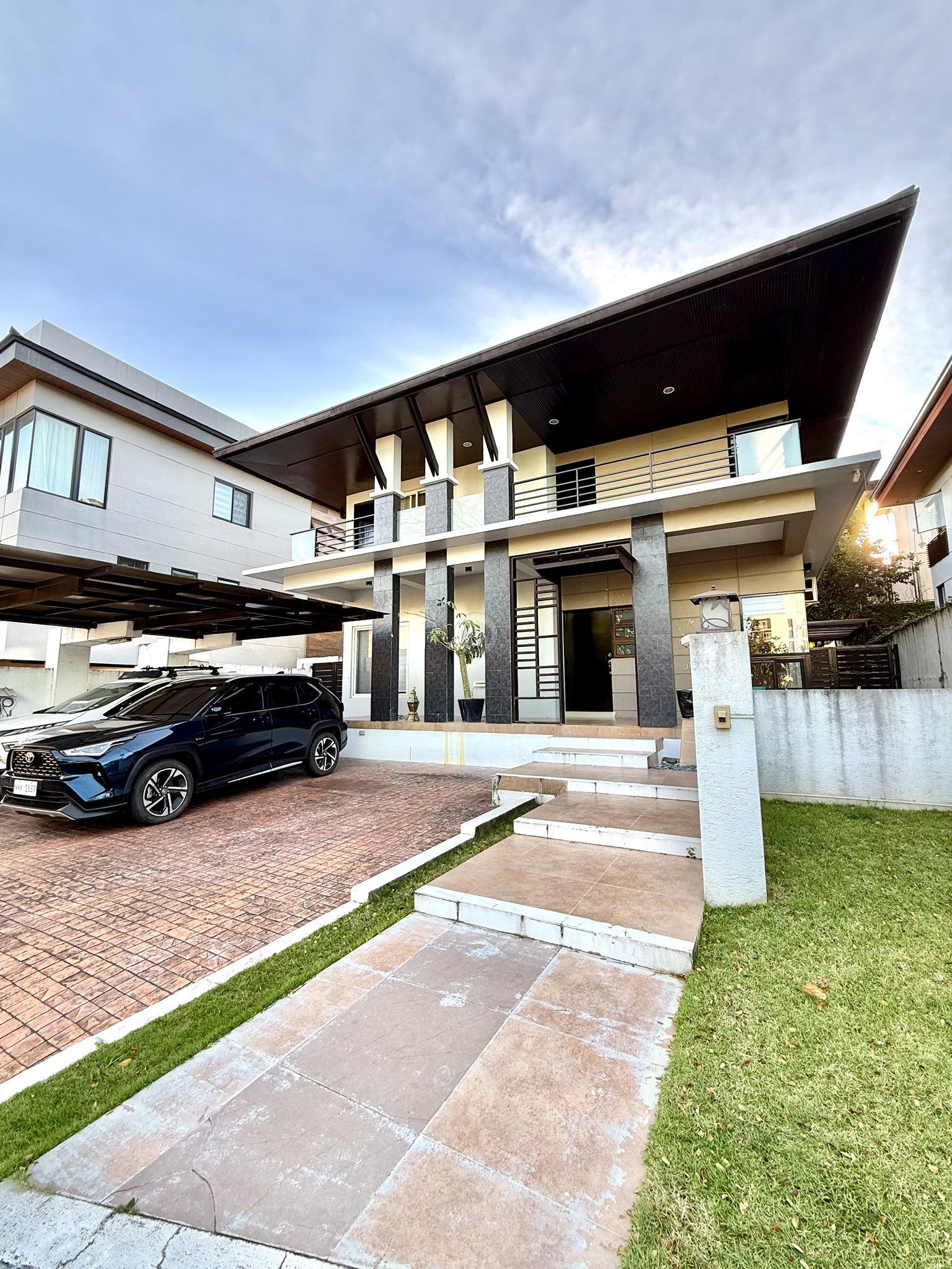 Stately4-BedroomHouseandLotforSaleinPalmsPointe,FilinvestAlabang,Muntinlupa-1.jpg