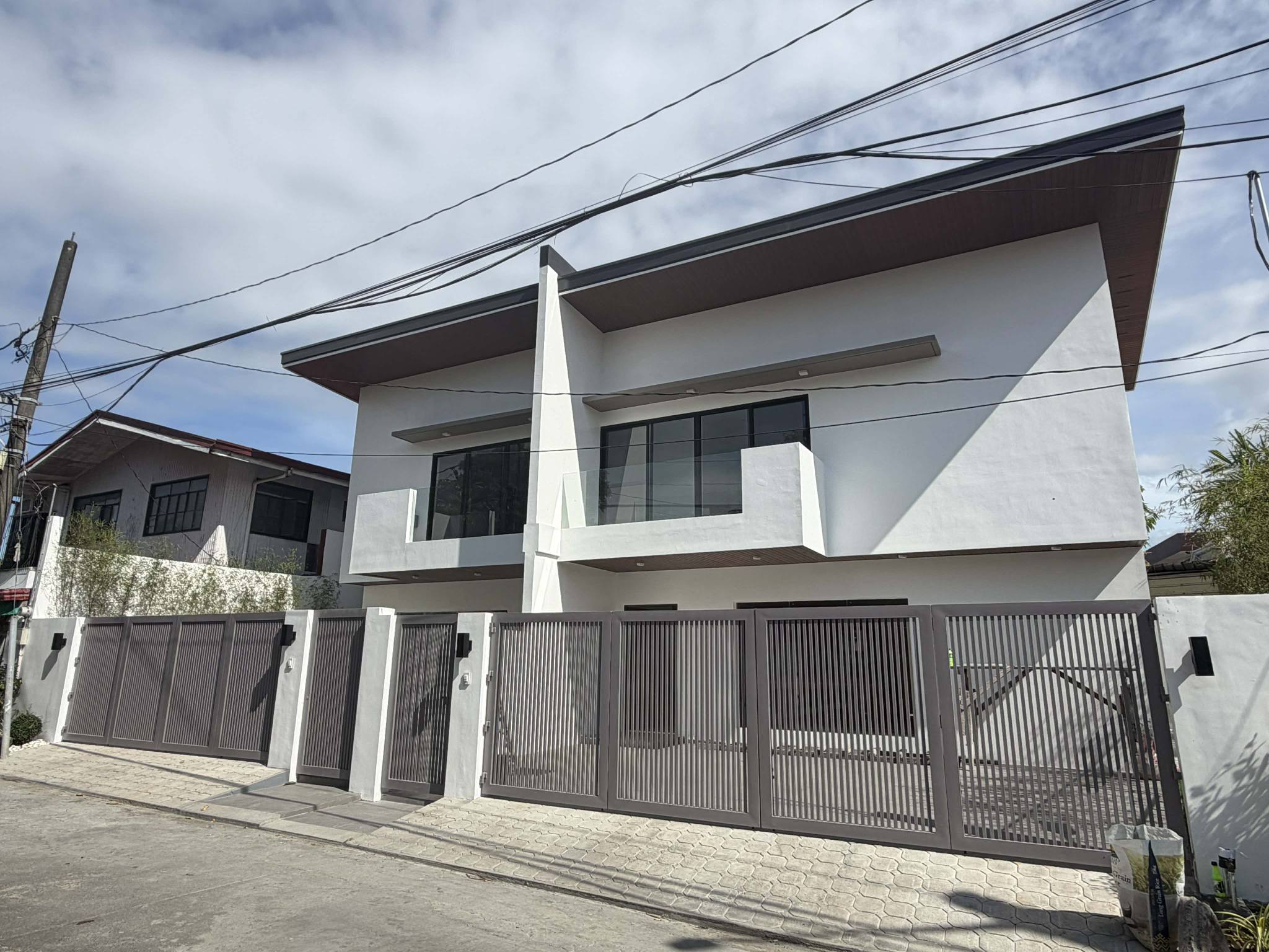 Stately3-BedroomDuplexHouseandLotforSaleinBFHomes,Parañaque-2.jpg