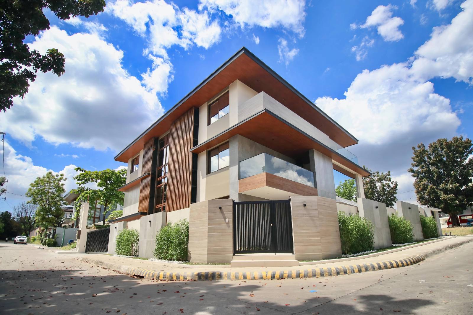 Pristine6-BedroomHouseandLotforSaleinTivoliRoyale,QuezonCity-1.jpg
