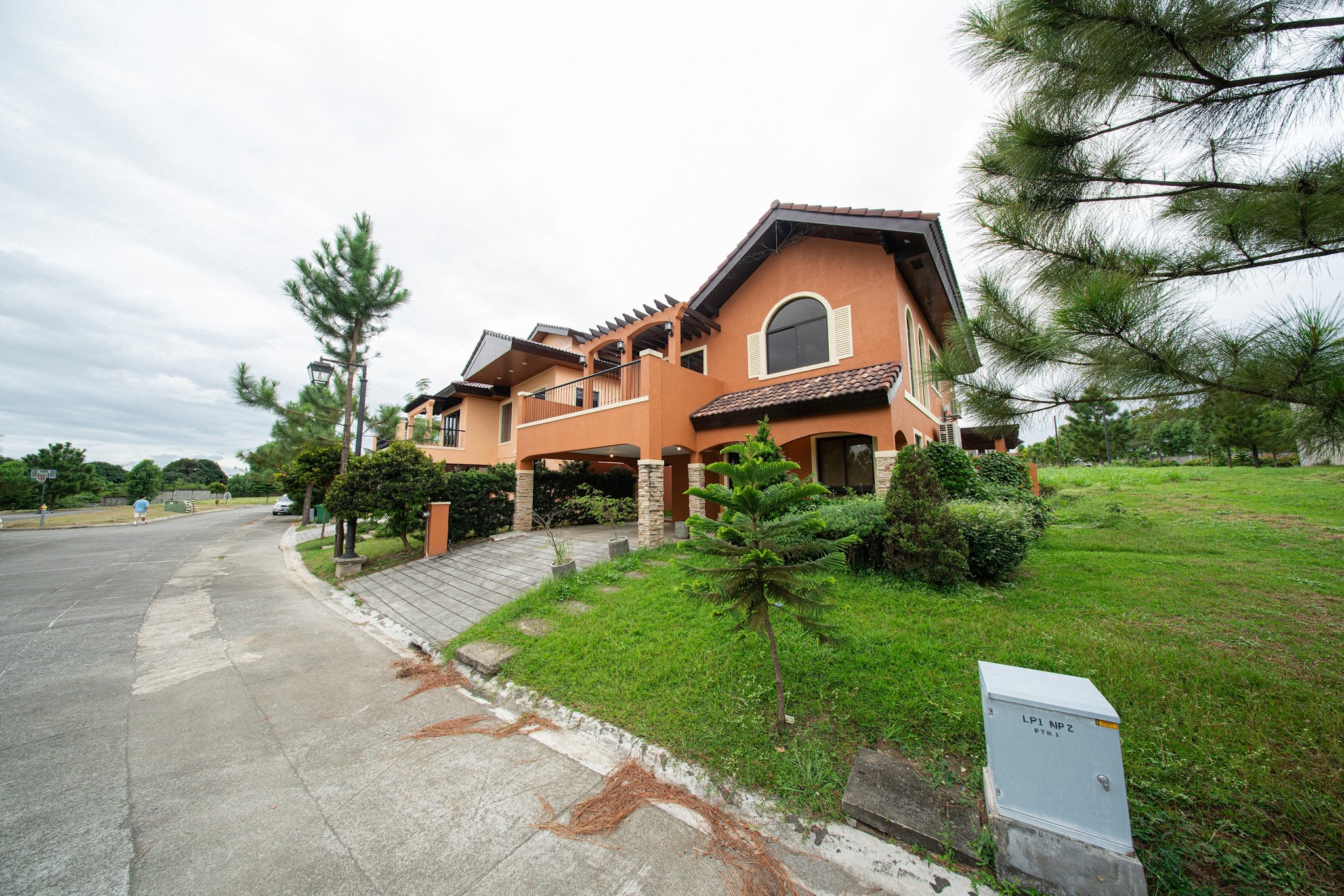 Fabulous3-BedroomHouseandLotforSaleinAmoreatPortofino,Alabang,Muntinlupa-2.jpg