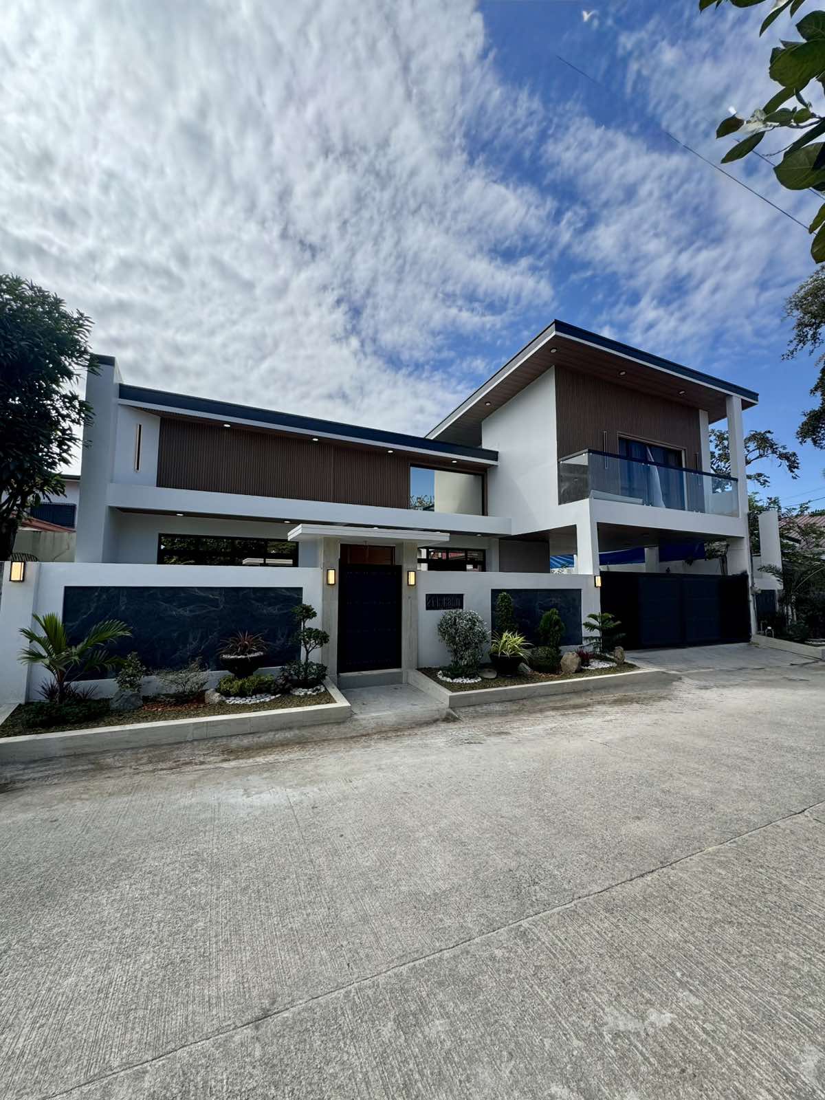 Stylish4-BedroomHouseandLotforSaleinBFHomes,Parañaque-1.jpg