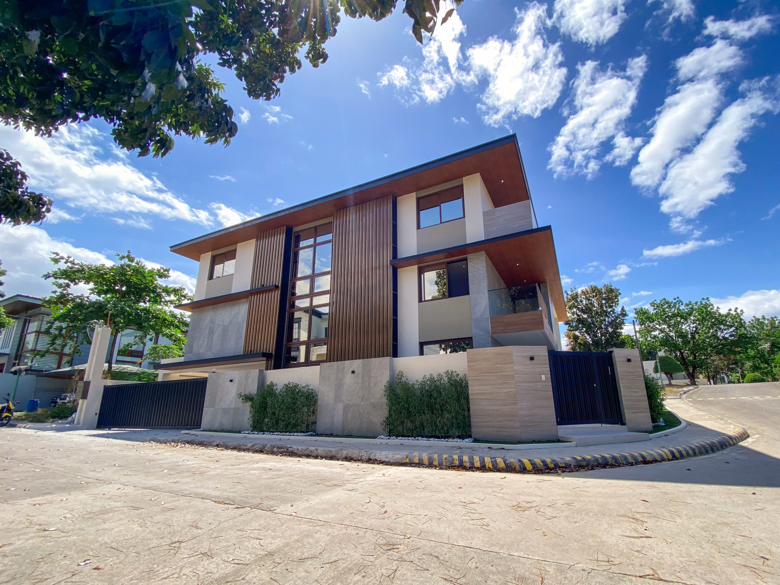 Pristine6-BedroomHouseandLotforSaleinTivoliRoyale,QuezonCity-1.jpg
