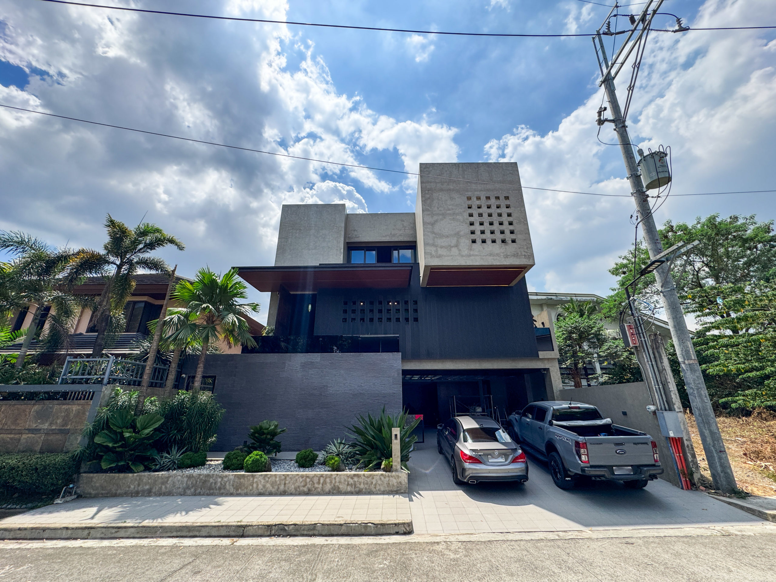 Brilliant4-BedroomHouseandLotforSaleinVMatandangBalara,QuezonCity-1.jpg