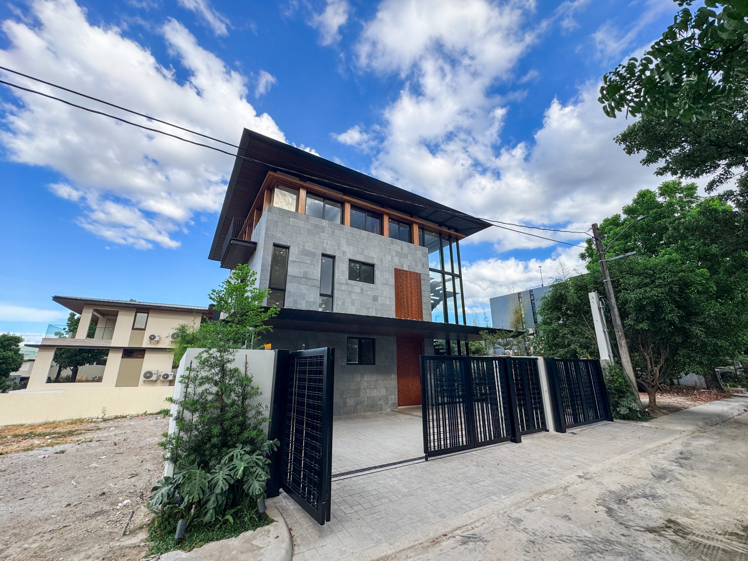Dazzling5-BedroomHouseandLotforSaleinTivoliRoyale,QuezonCity-1.jpg