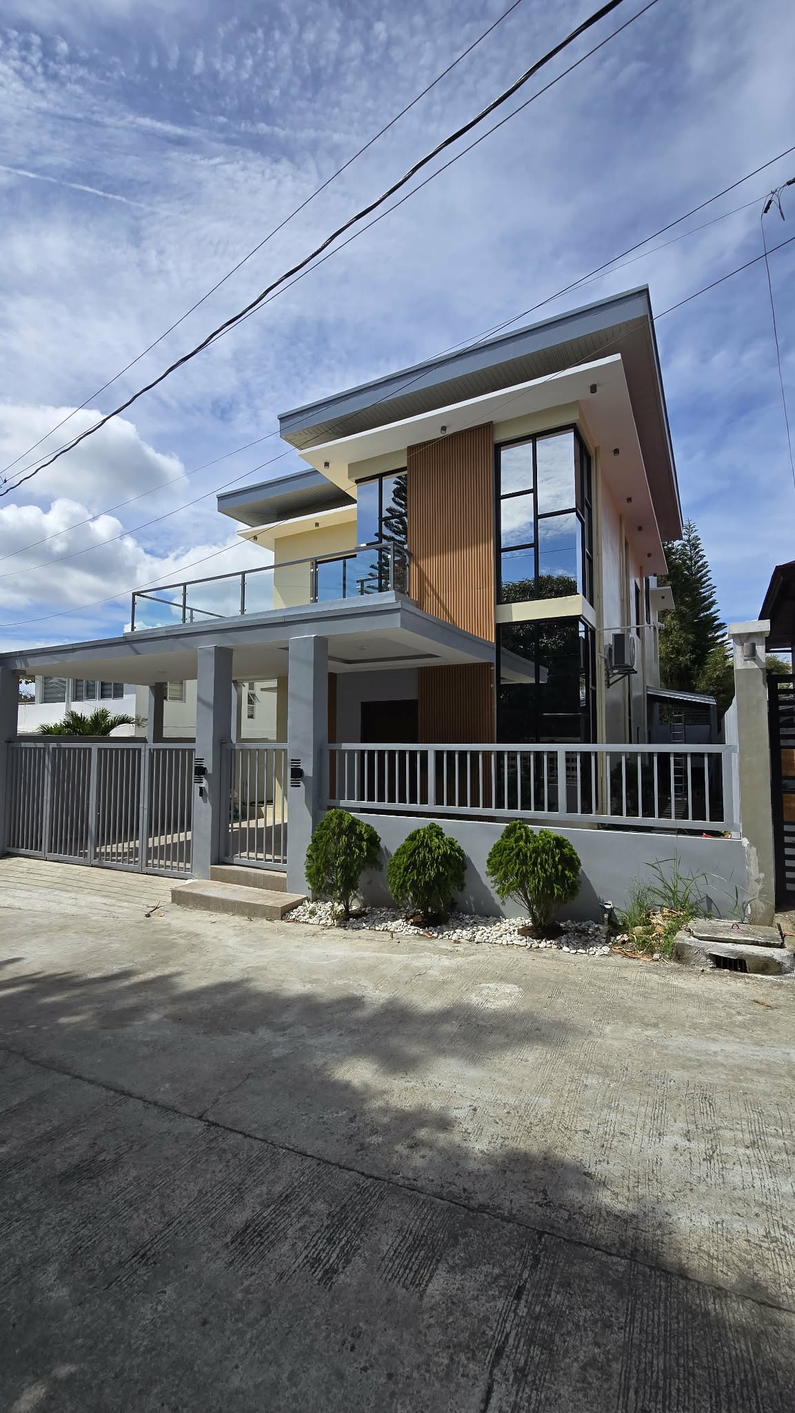 Opulent3-BedroomHouseandLotforSaleinFarmHillsGarden,Silang,Cavite-1.jpg