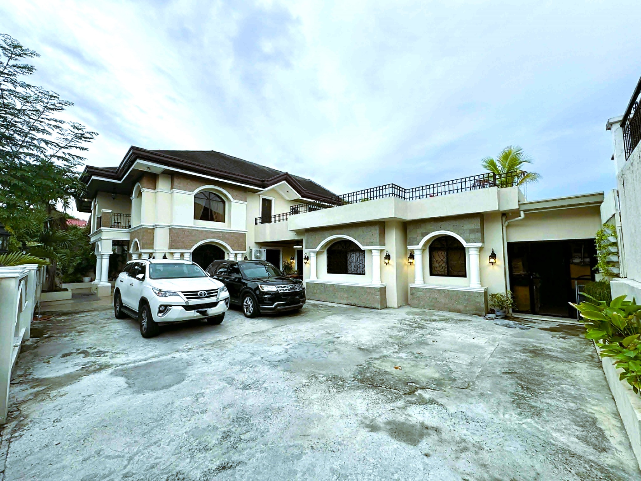 Sun-Drenched5-BedroomHouseforSaleinTheParkplaceVillageImus,Cavite-19.jpg