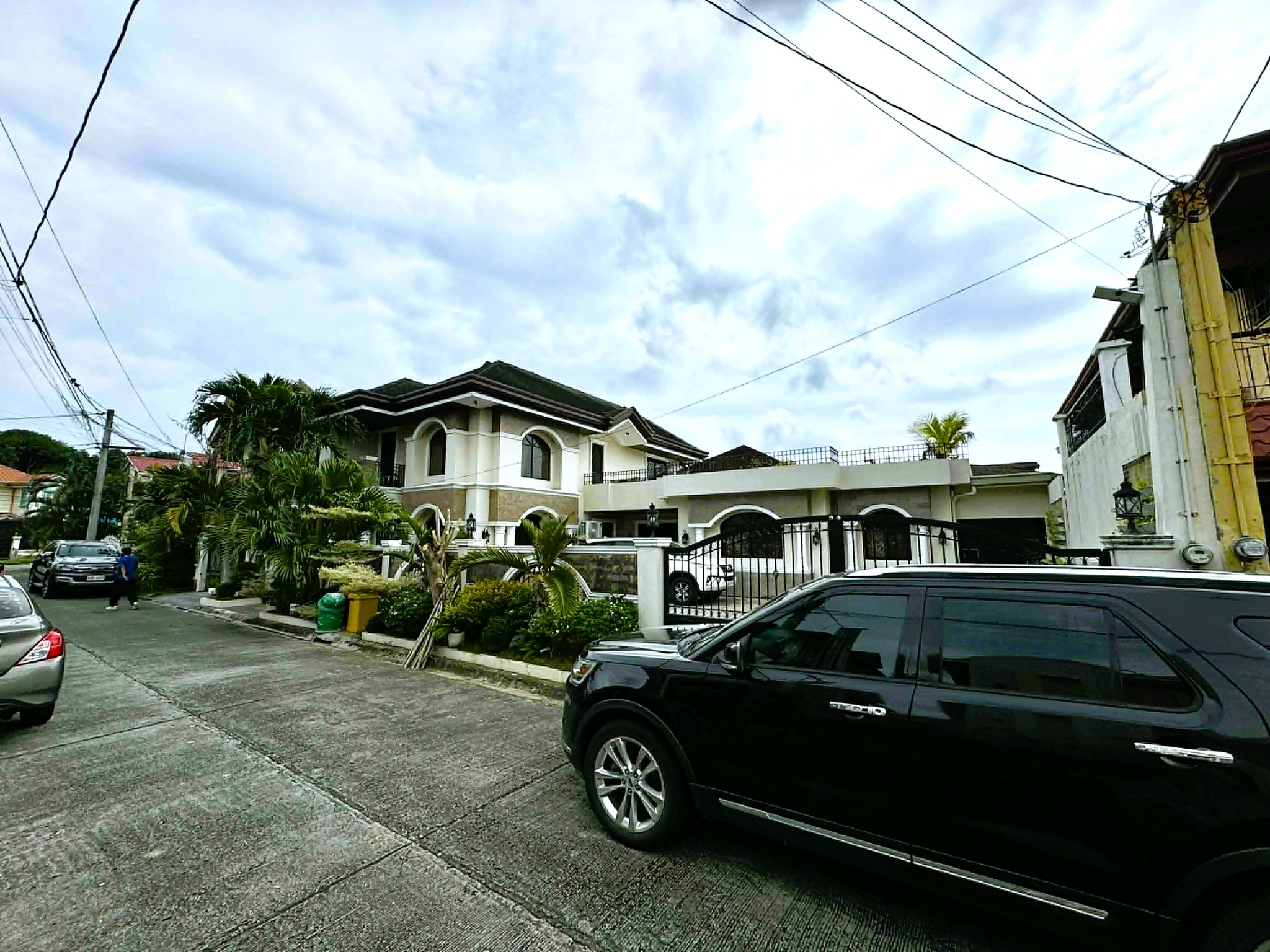 Sun-Drenched5-BedroomHouseforSaleinTheParkplaceVillageImus,Cavite-2.jpg