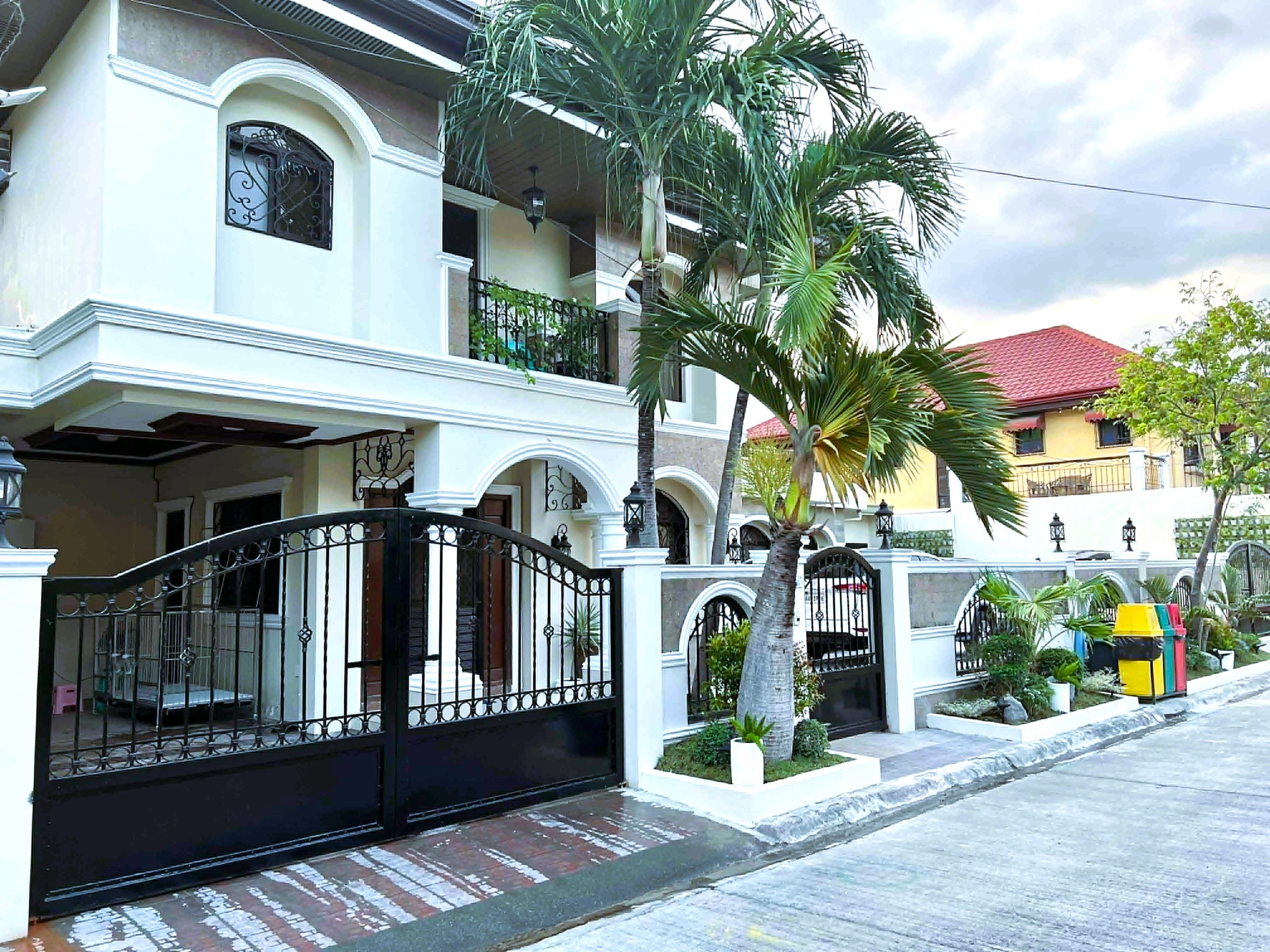 Sun-Drenched5-BedroomHouseforSaleinTheParkplaceVillageImus,Cavite-20.jpg