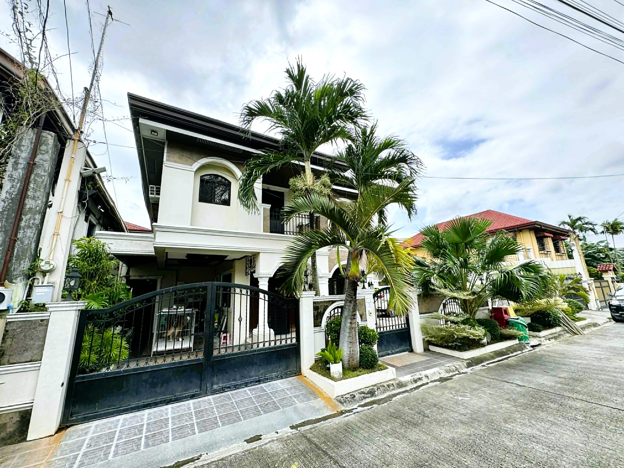 Sun-Drenched5-BedroomHouseforSaleinTheParkplaceVillageImus,Cavite-3.jpg
