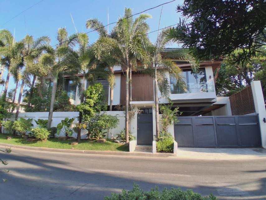 Captivating6-BedroomHouseandLotforSaleinMerville,Parañaque-1.jpg