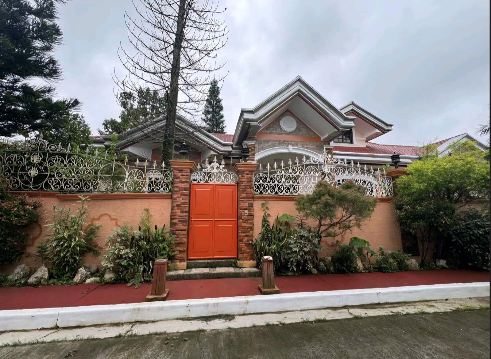 Radiant6-BedroomHouseandLotforSaleinSotogrande,TagaytayCity-1.jpg