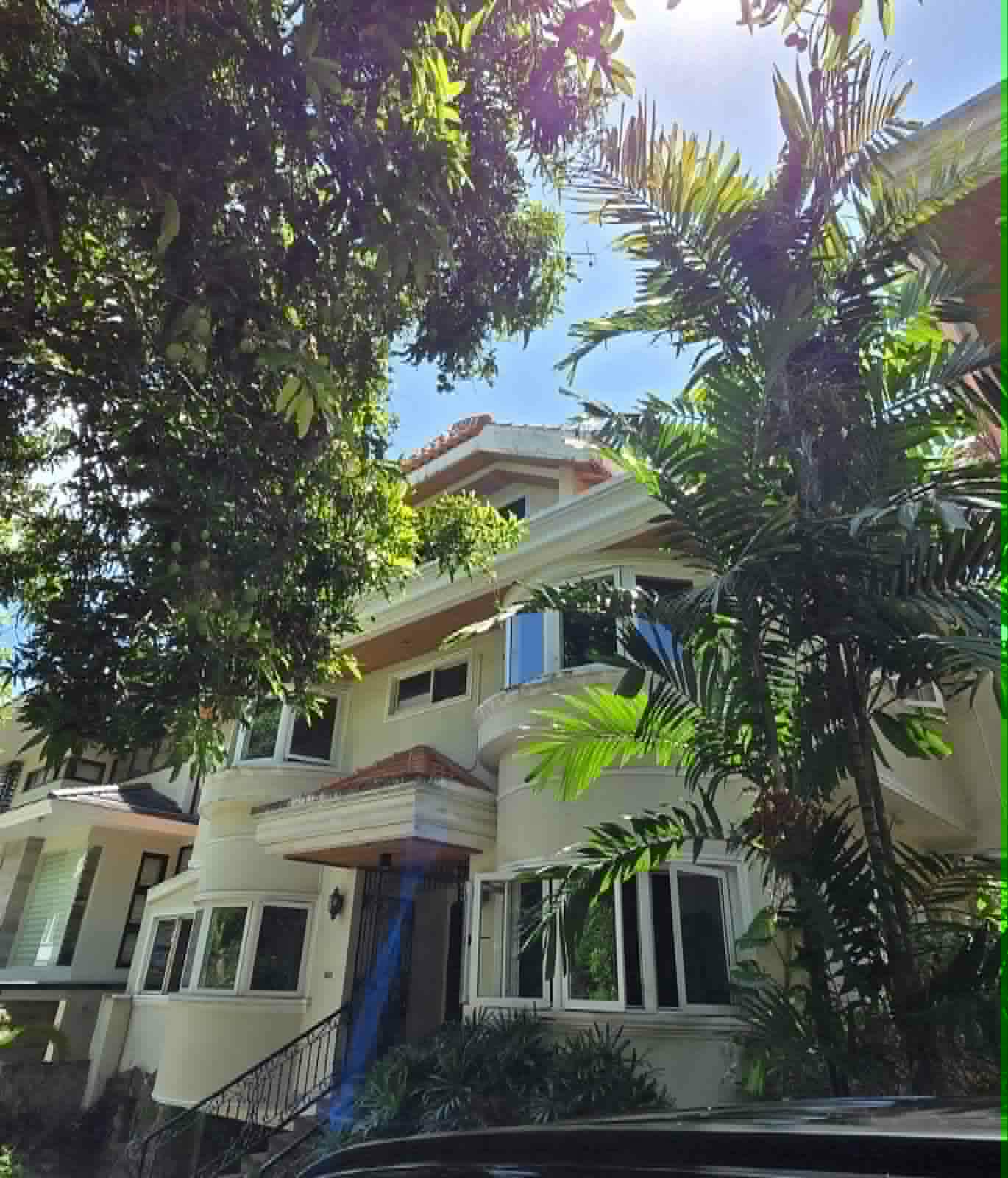 Gleaming7-BedroomHouseandLotforSaleinCapitolGolfersVillas,QuezonCity-1.jpg