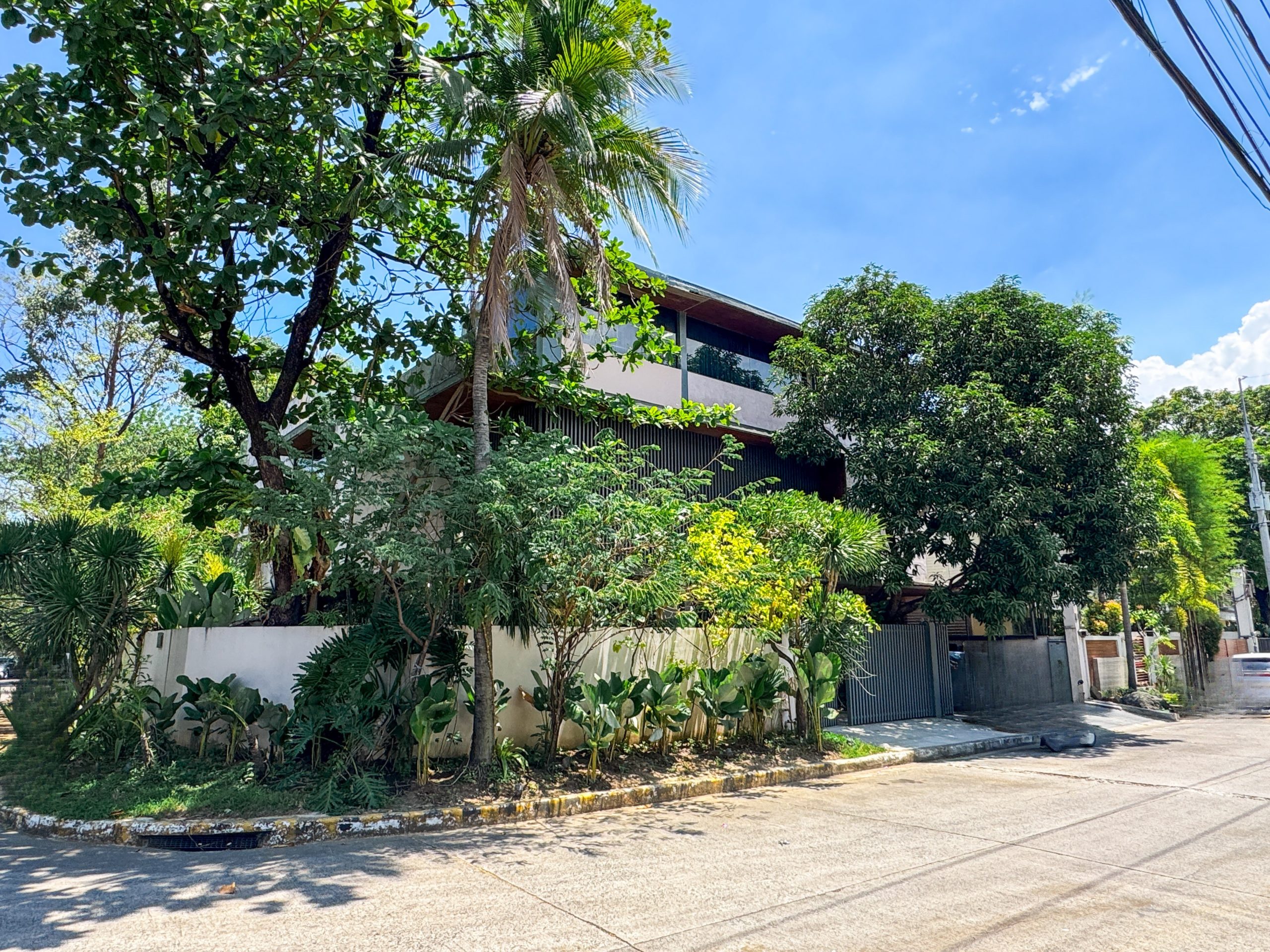 ModernTropical4-BedroomHouseandLotforSaleinValleVerde,Pasig-1.jpg