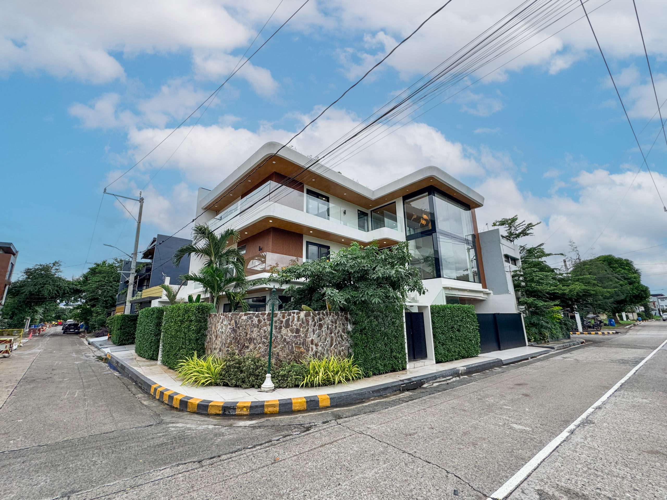 Enchanting6-BedroomHouseandLotforSaleinGreenwoodsExecutiveVillage,Taytay,Rizal-1.jpg
