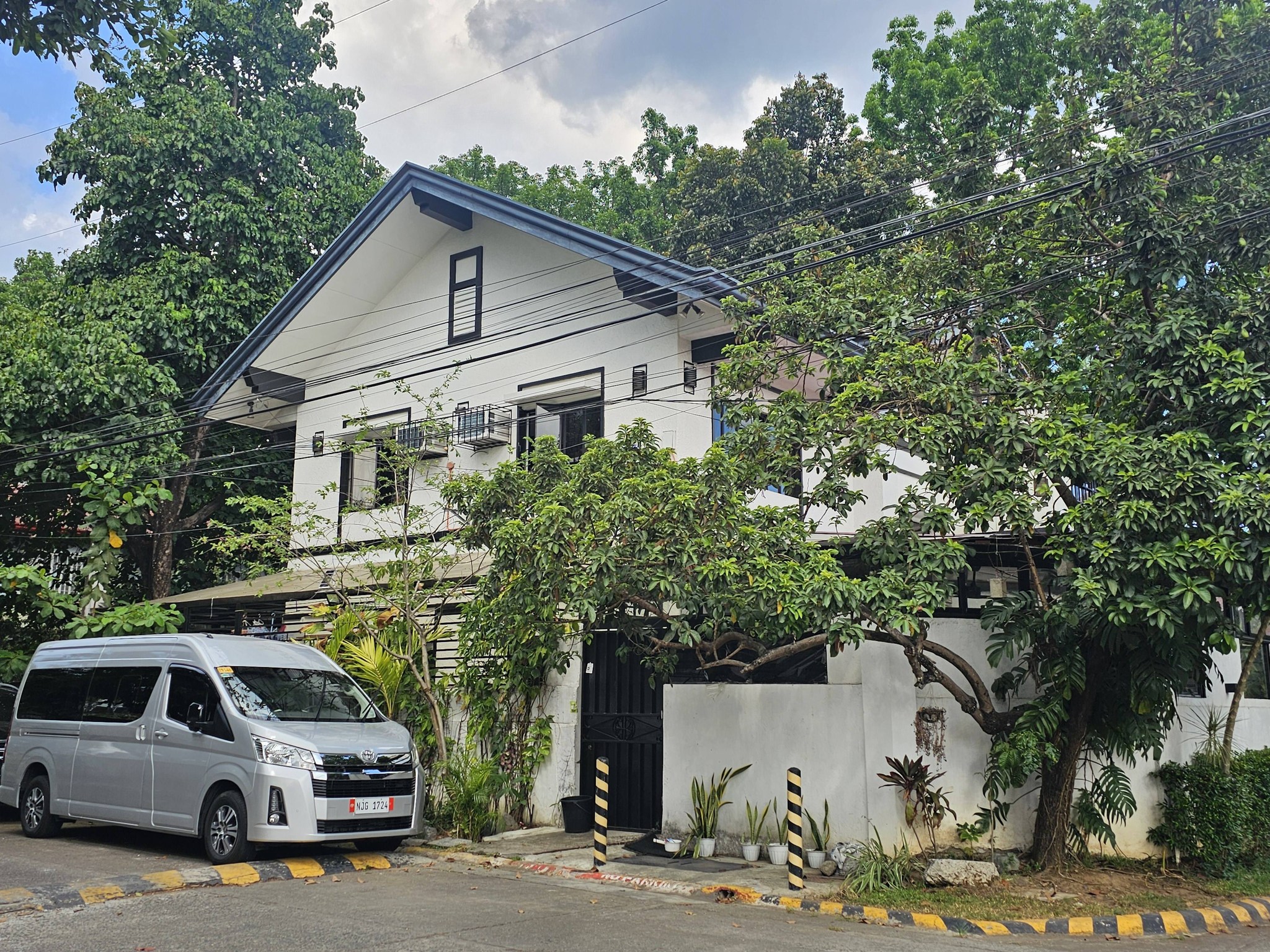 Sunlit3-BedroomrhouseandlotForSaleinNorthview2,BatasanHills,QuezonCity-1.jpg