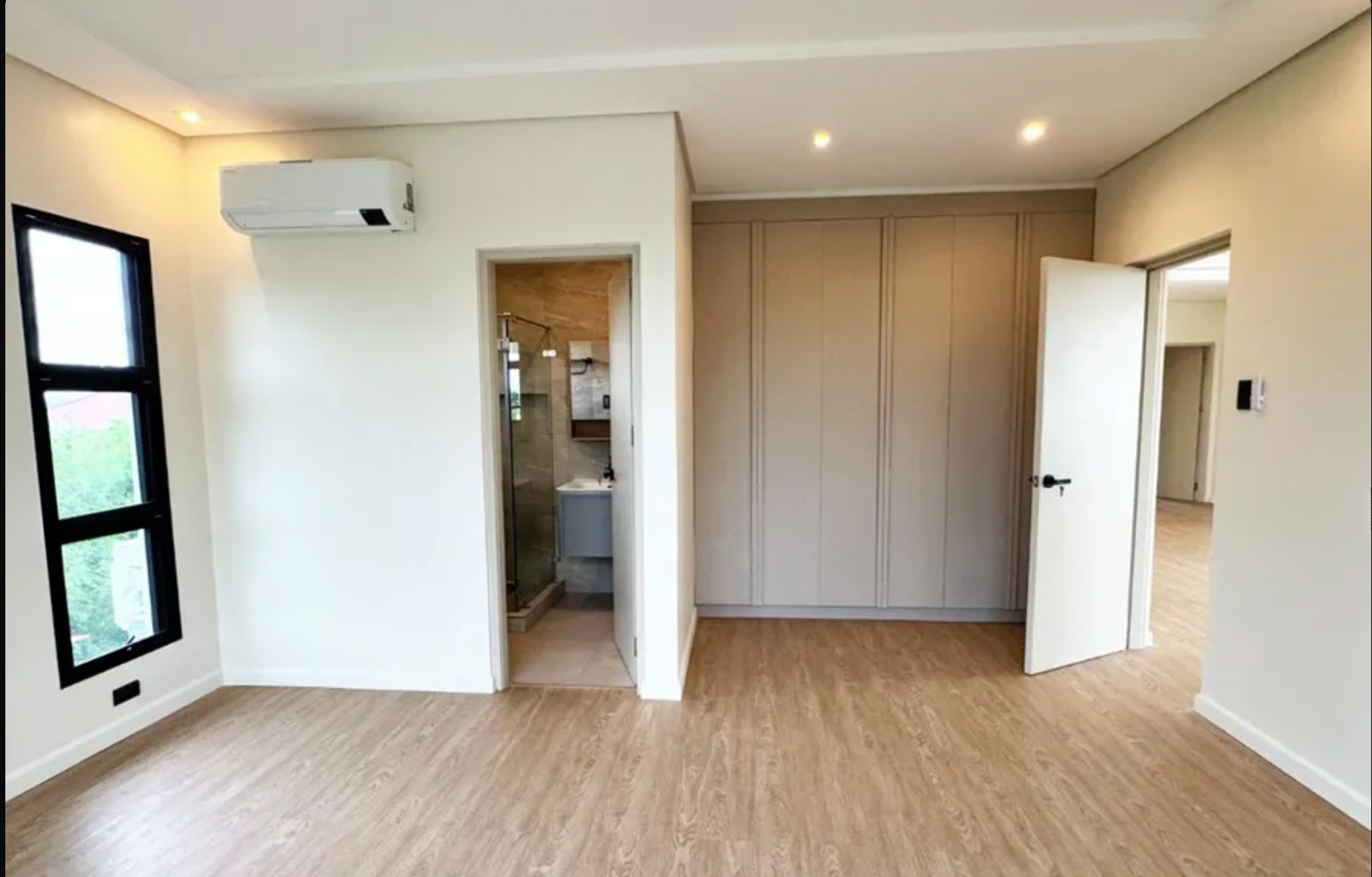 Enchanting5-BedroomHouseandLotforSaleatFilinvestSouthpeak,SanPedro,Laguna-7.jpg