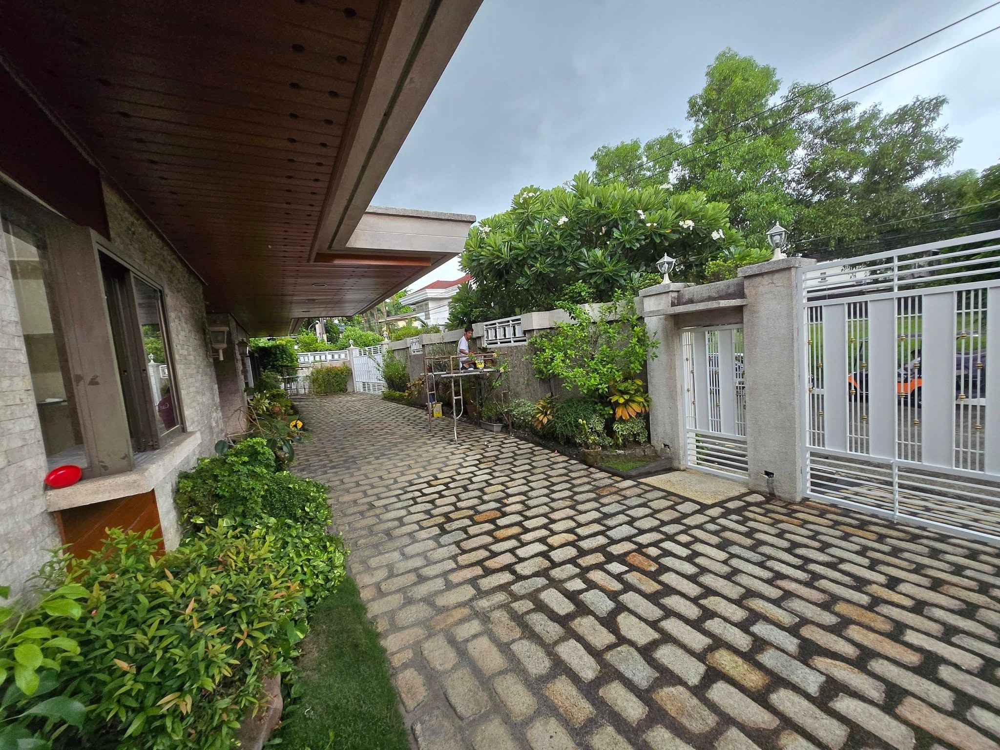 Attractive4-BedroomHouseandLotforLeaseinCorinthiansGarden,QuezonCity-4.jpg