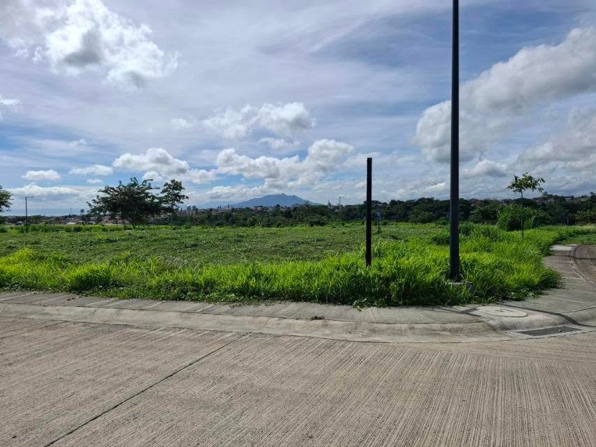357SQMCornerResidentialLotforSaleatHillsideRidge,Silang,Cavite-1.jpg