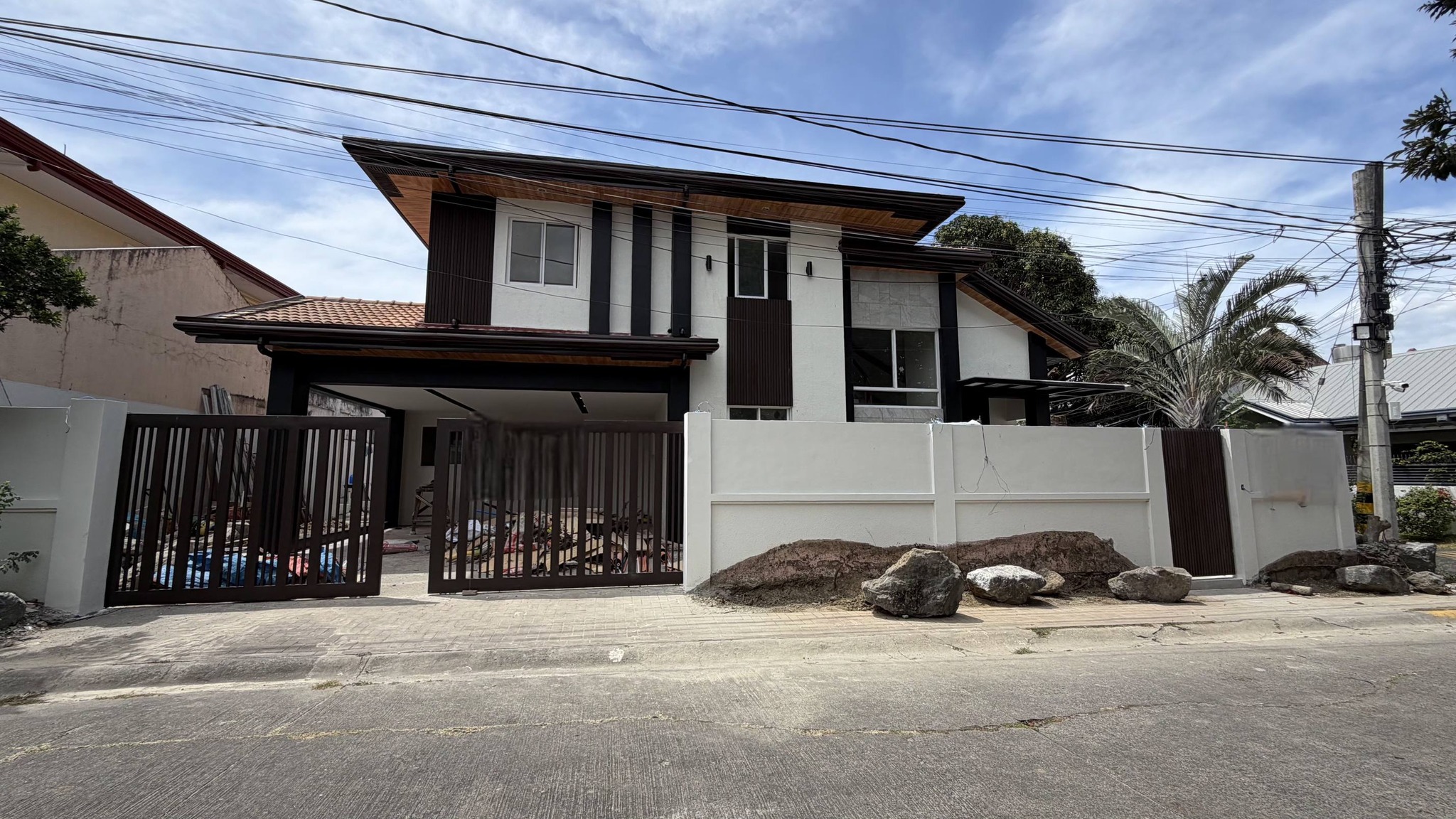 Sleek4-BedroomHouseandLotforSaleinBFHomes,Parañaque-1.jpg