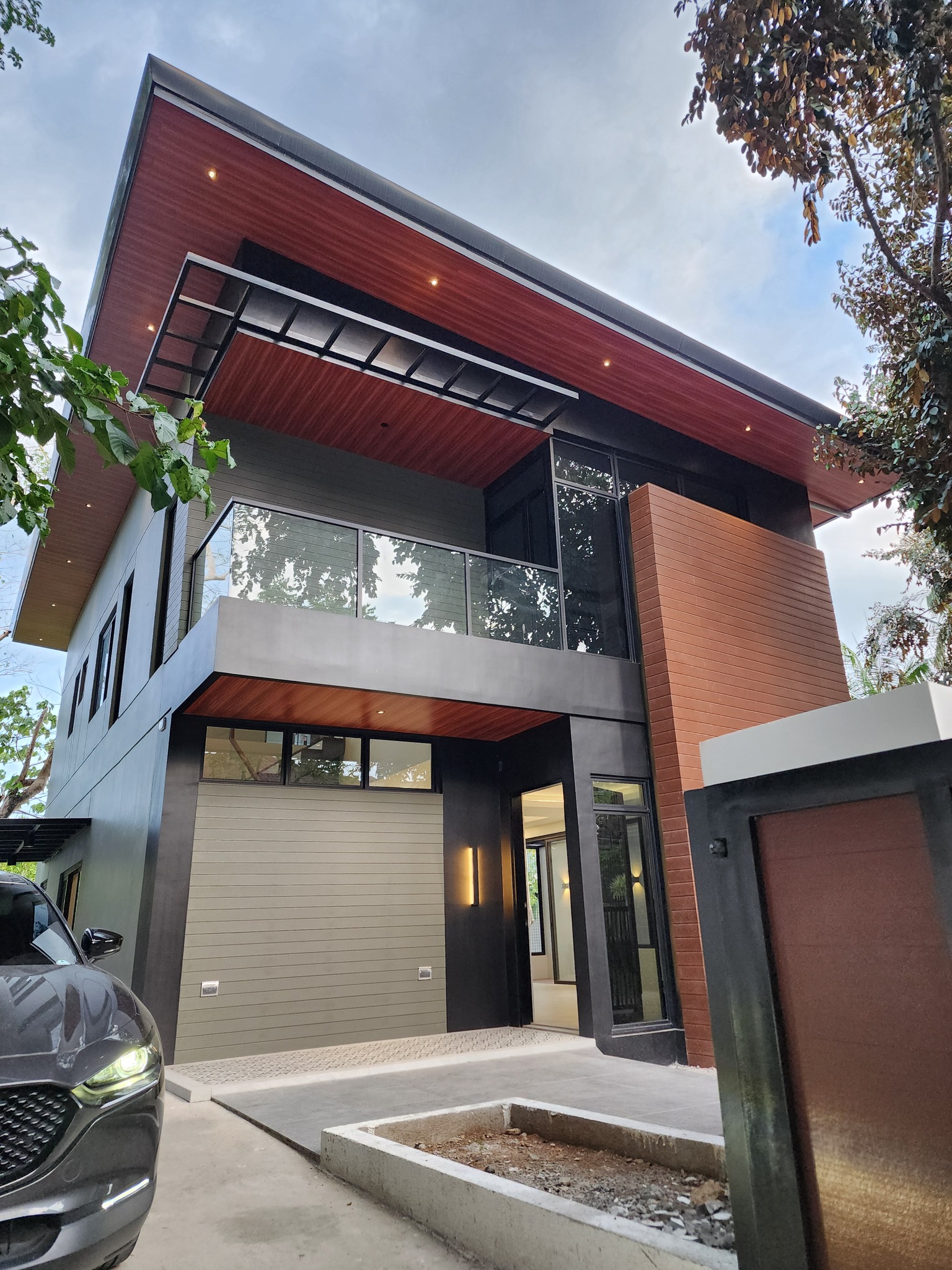 Splendid4-BedroomHouseandLotforSaleinBeverlyHills,Antipolo,Rizal-1.jpg
