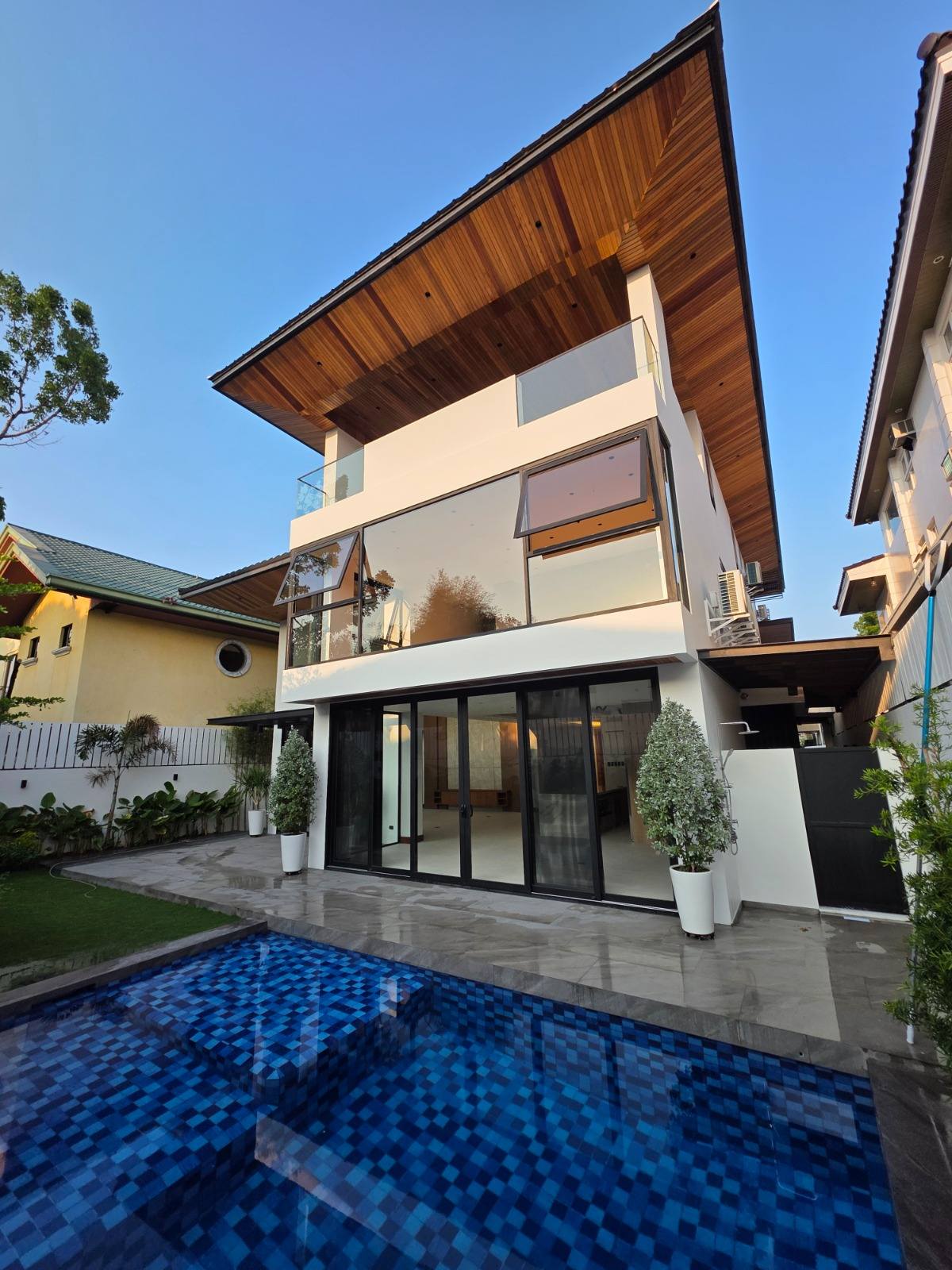 Luxurious6-BedroomHouseandLotforSaleinHillsborough,Alabang,Muntinlupa-3.jpg