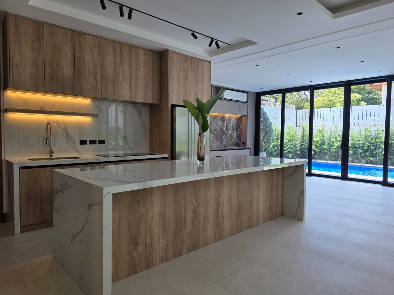 Luxurious6-BedroomHouseandLotforSaleinHillsborough,Alabang,Muntinlupa-10.jpg