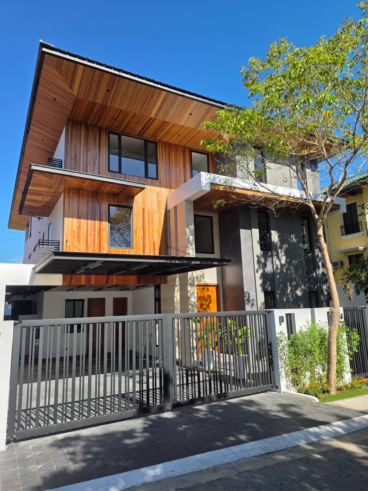Luxurious6-BedroomHouseandLotforSaleinHillsborough,Alabang,Muntinlupa-2.jpg