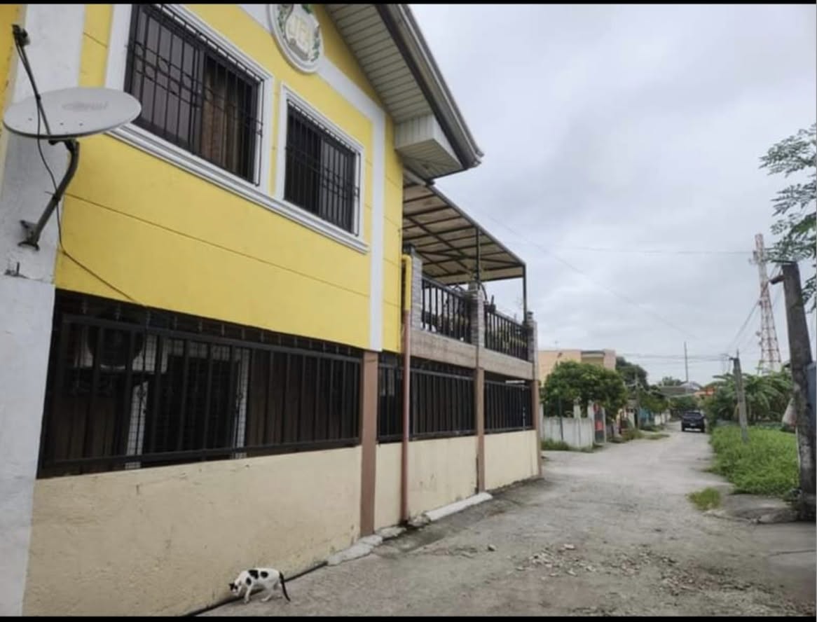 Inviting4-BedroomHouseandLotforSaleinLegazpiCompund,GeneralTrias,Cavite-1.jpg