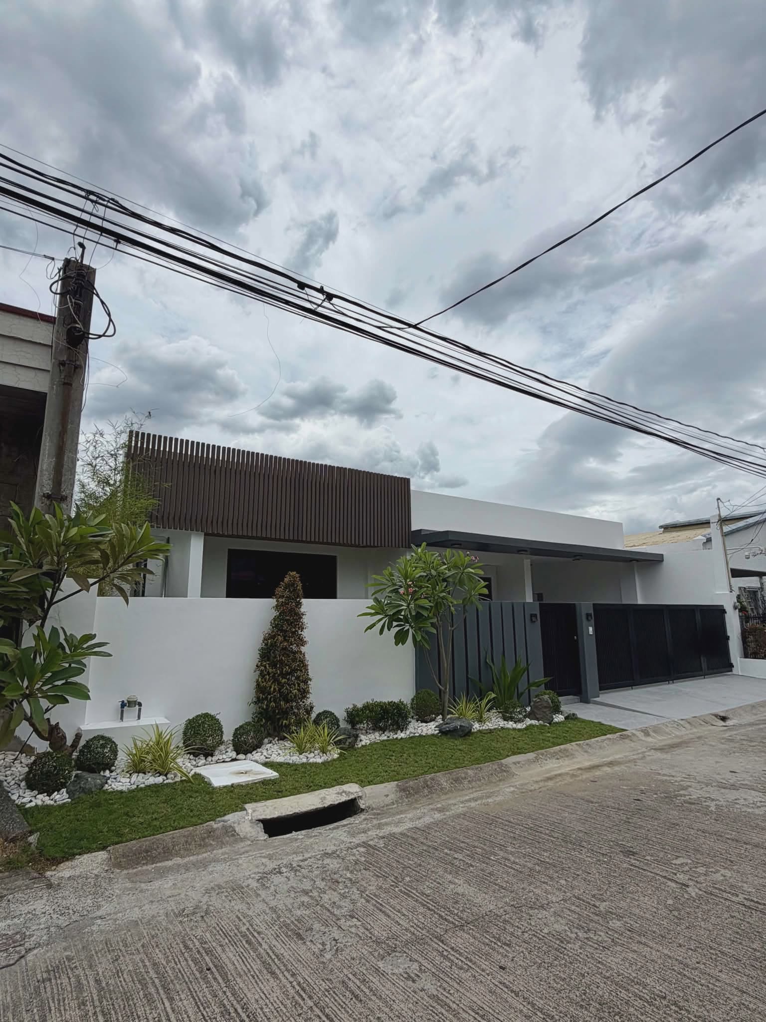Bungalow5-BedroomHouseandLotforSaleinBfHomes,Parañaque-1.jpg