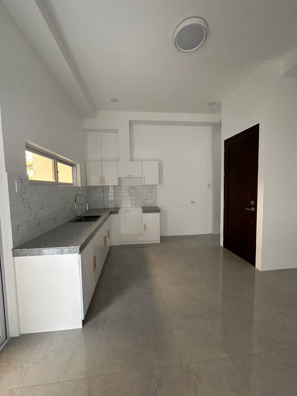 Notable4-BedroomTownhouseUnitforSaleinMalateManila-5.jpg