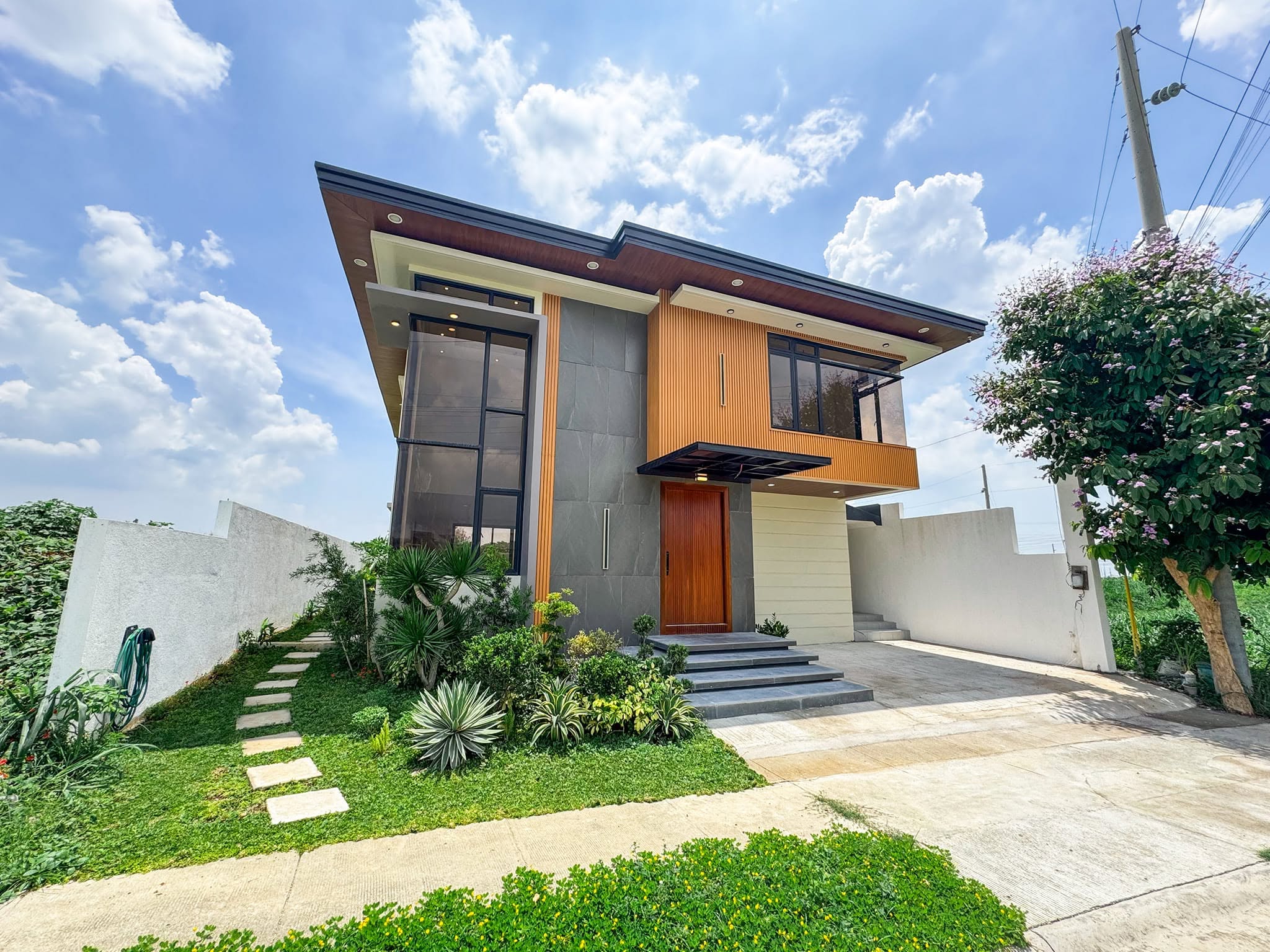 Sleek4-BedroomHouseandLotforSaleinVenare,Nuvali,Laguna-1.jpg