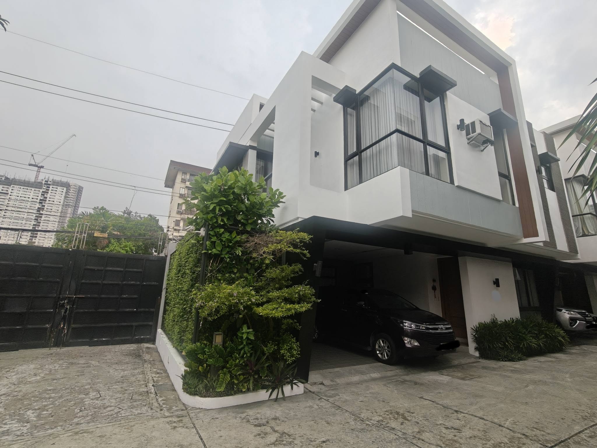 Upscale3-BedroomTownhouseforSaleinGlendaleHeights,QuezonCity-1.jpg