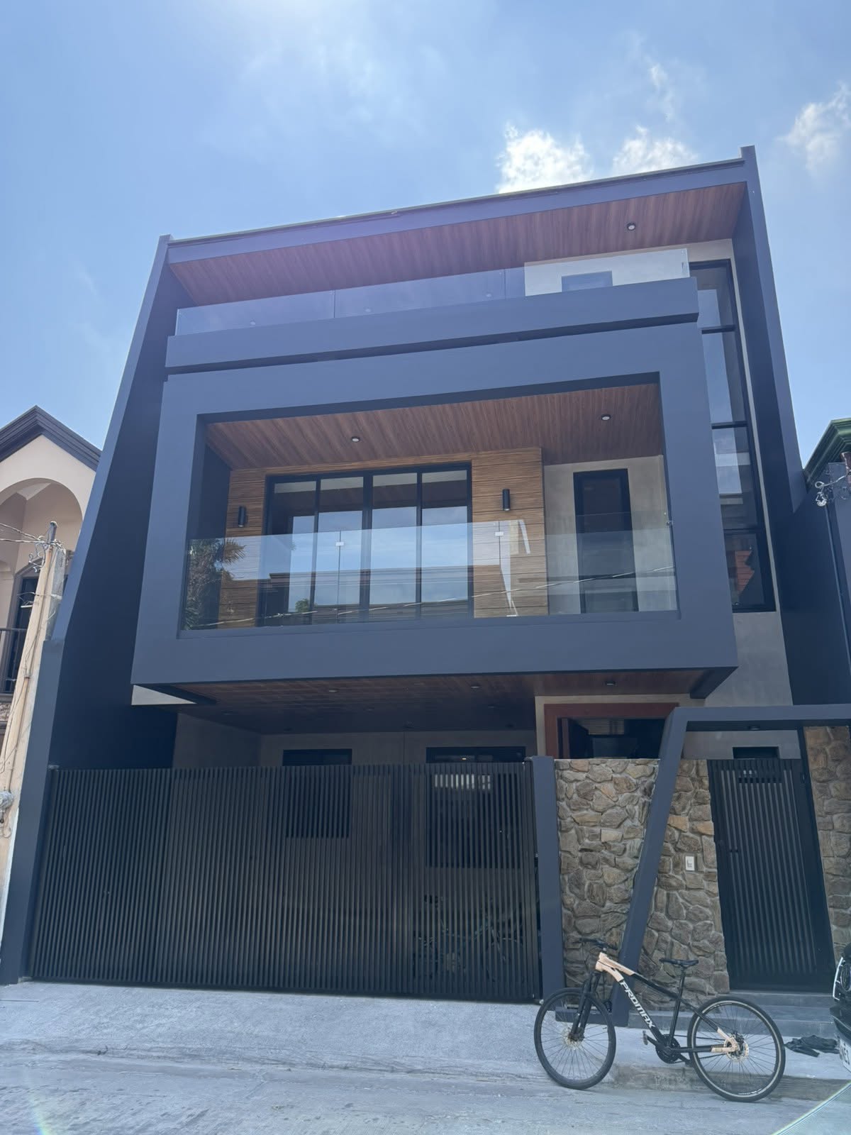 Astonishing6BedroomHouseandLotforSaleinGreenwoodsExecutiveVillage-1.jpg
