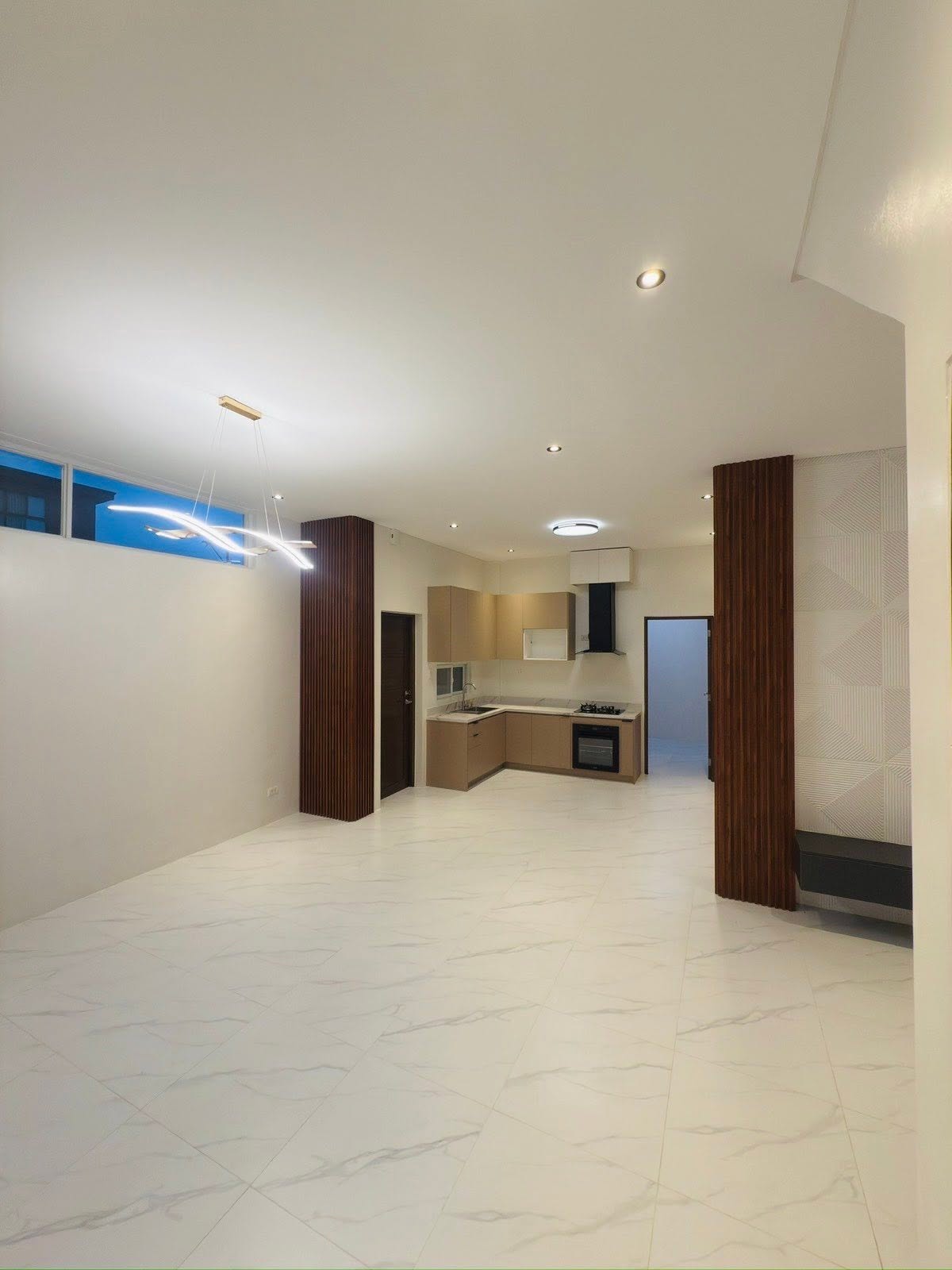 Inviting5-BedroomBrand-newHouseandLotforSaleinGreenwoodsExecutiveVillage-8.jpg