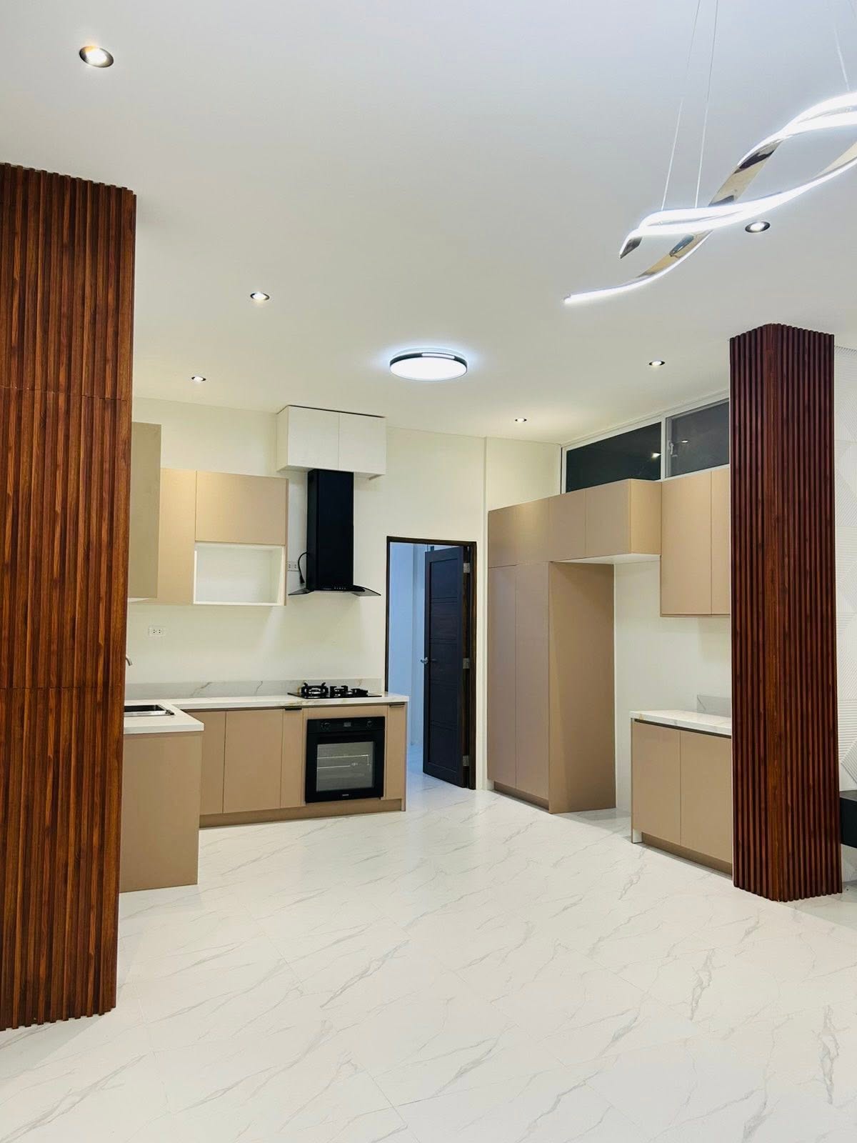 Inviting5-BedroomBrand-newHouseandLotforSaleinGreenwoodsExecutiveVillage-2.jpg