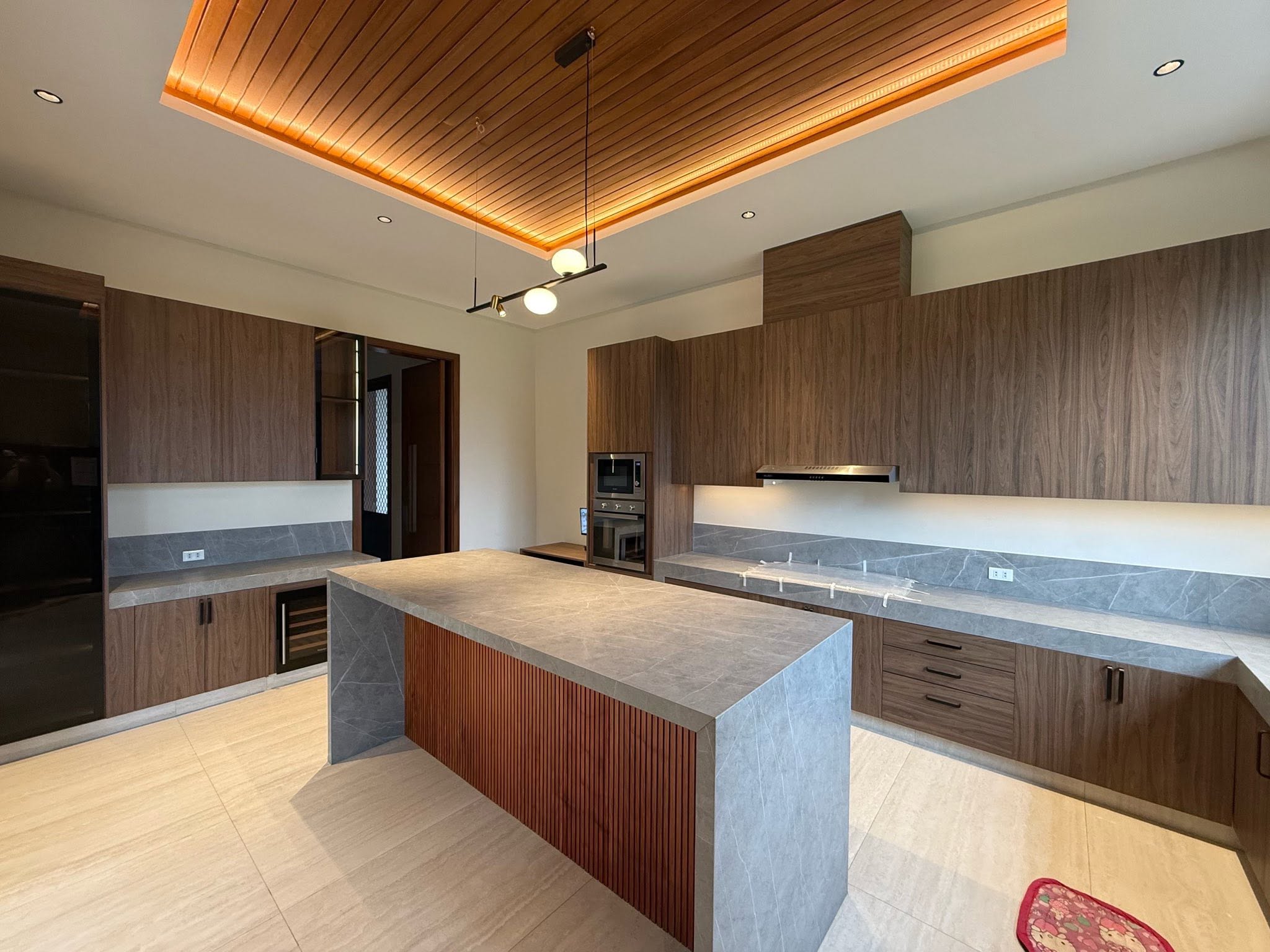 Fabulous6-BedroomHouseandLotforSaleinAyalaAlabangVillage,Muntinlupa-7.jpg