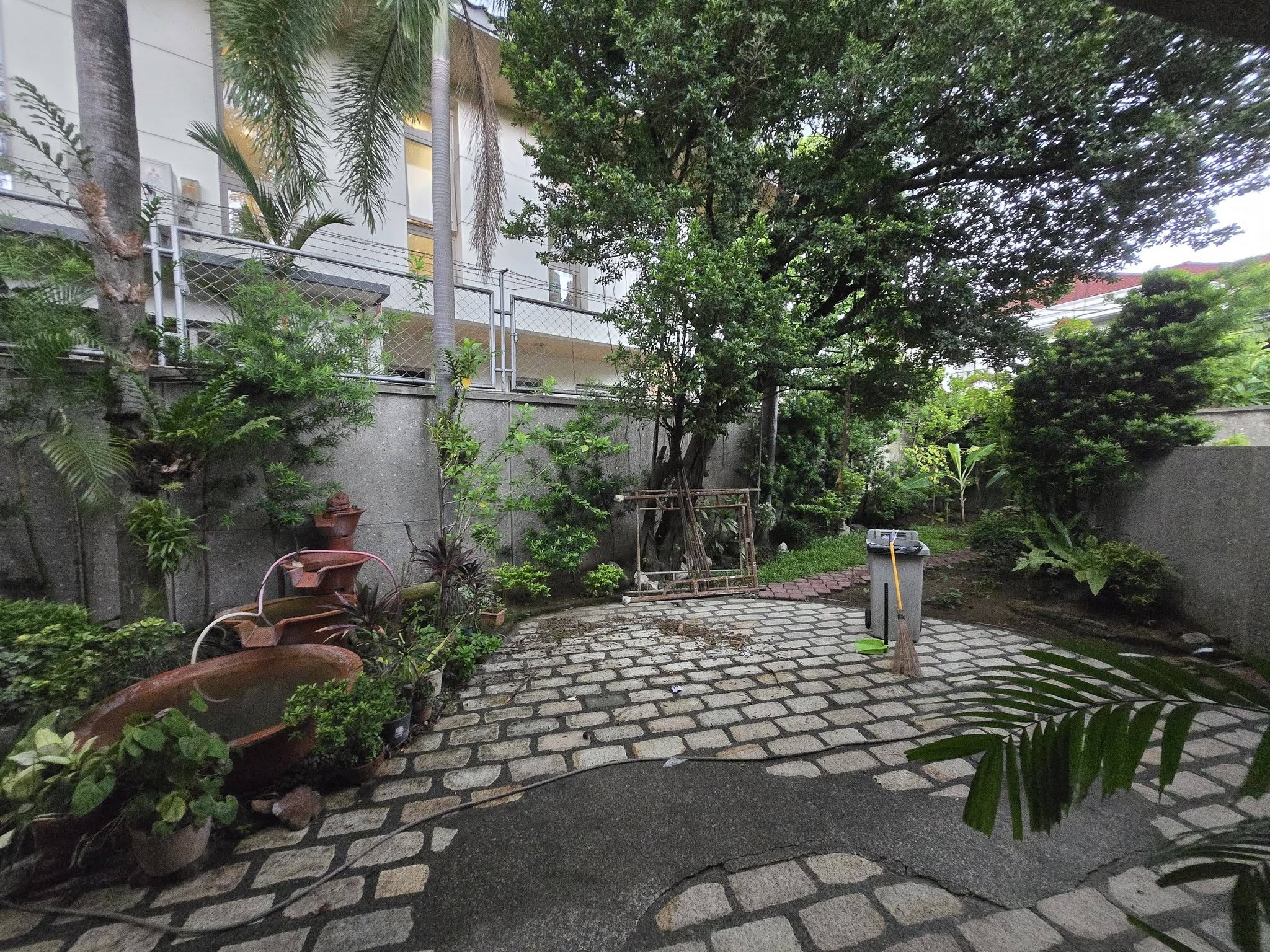 Attractive4-BedroomHouseandLotforLeaseinCorinthiansGarden,QuezonCity-6.jpg