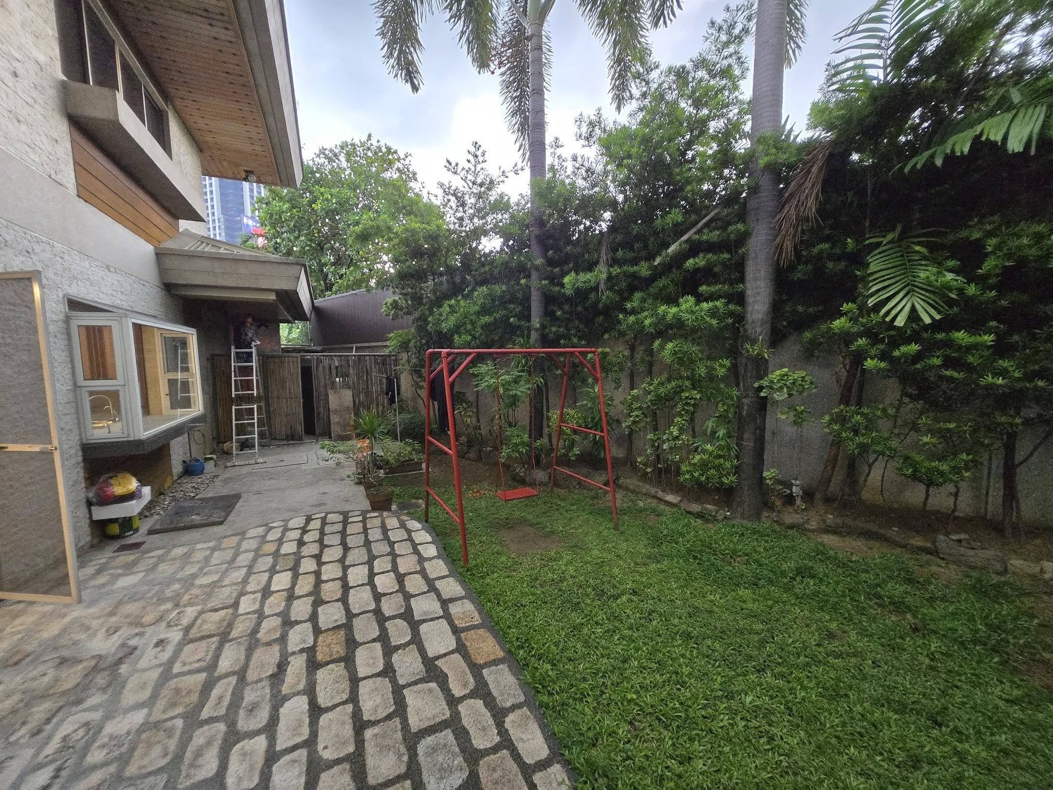 Attractive4-BedroomHouseandLotforLeaseinCorinthiansGarden,QuezonCity-5.jpg