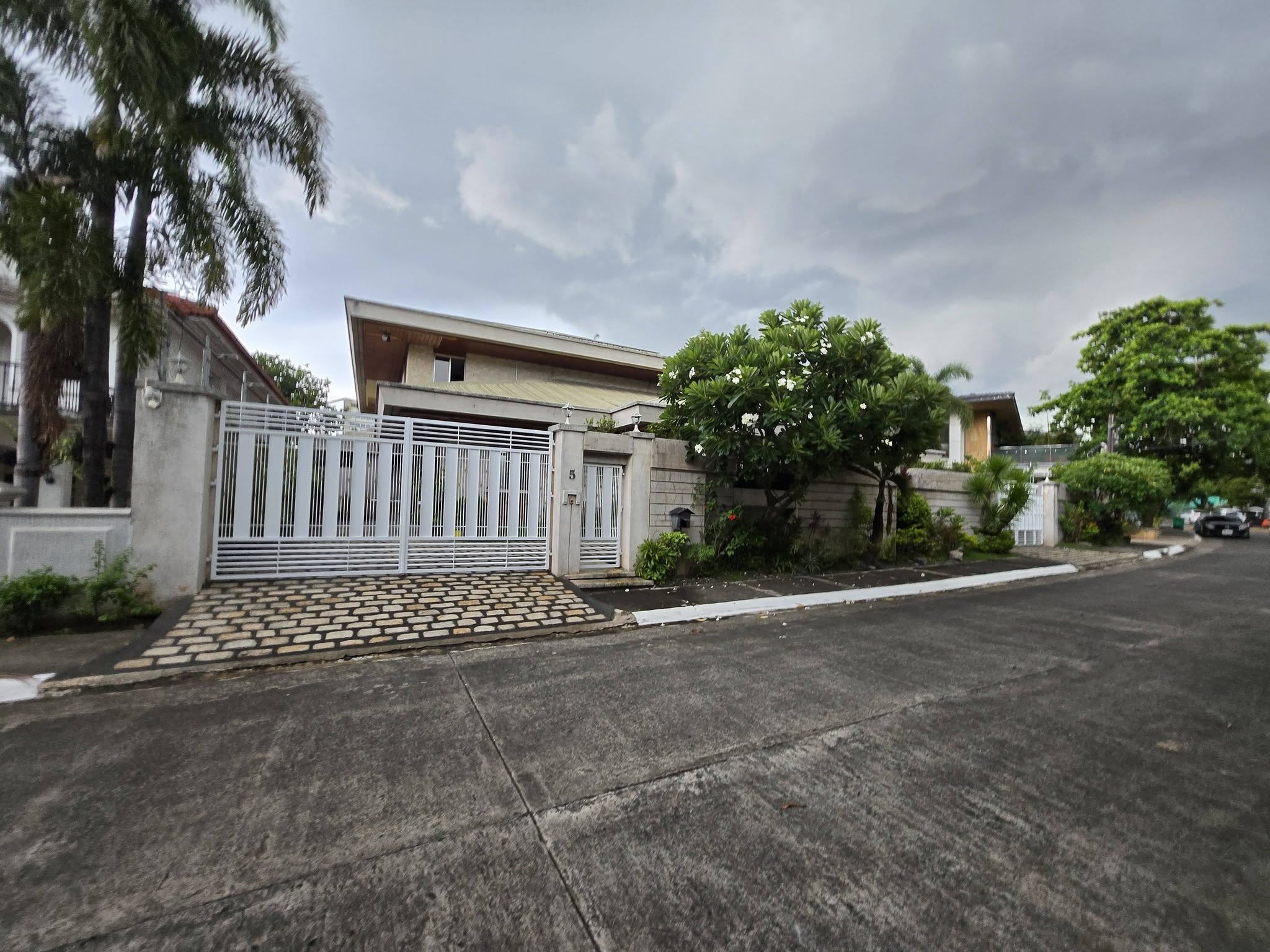 Attractive4-BedroomHouseandLotforLeaseinCorinthiansGarden,QuezonCity-1.jpg