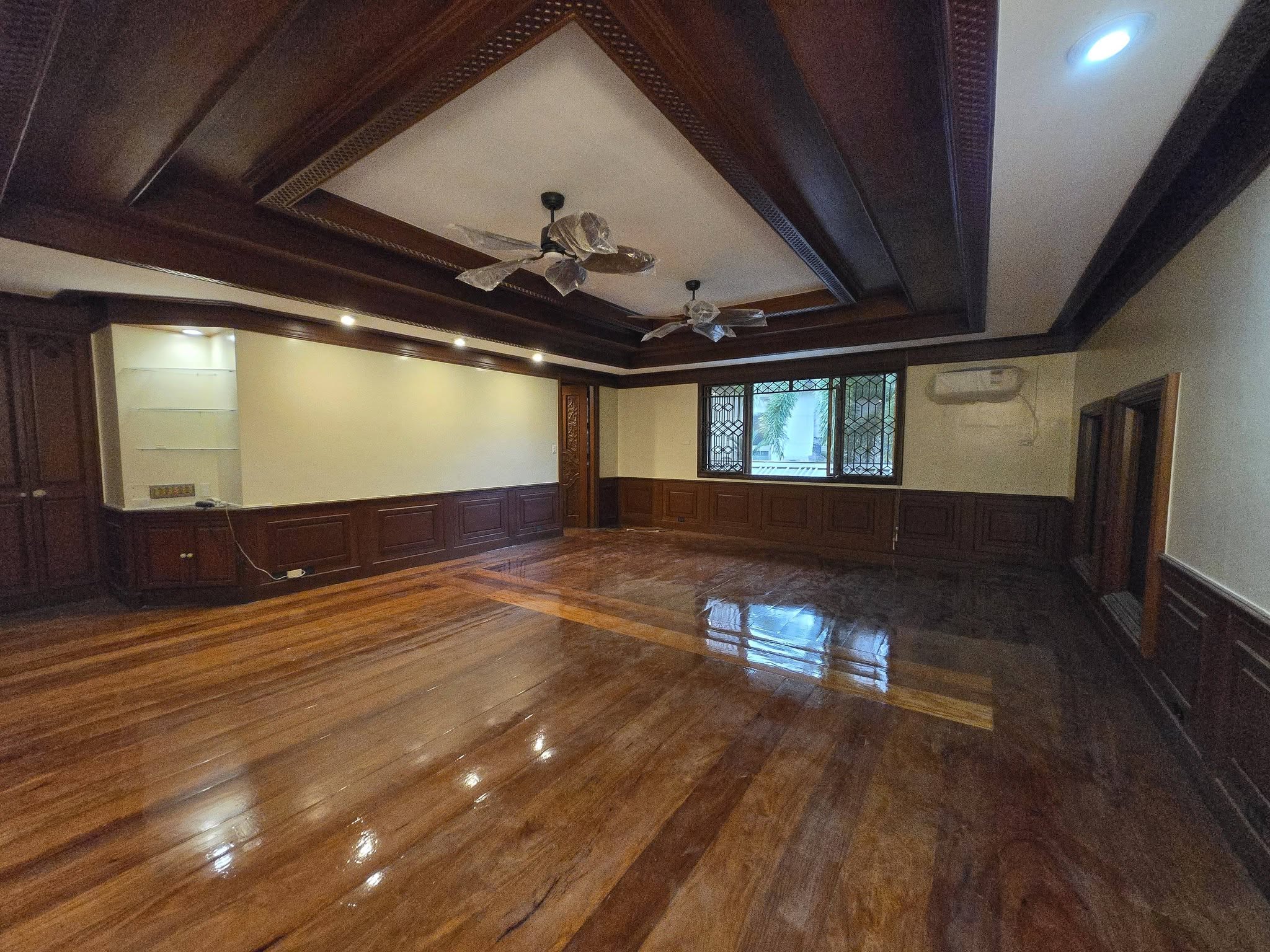 Attractive4-BedroomHouseandLotforLeaseinCorinthiansGarden,QuezonCity-10.jpg