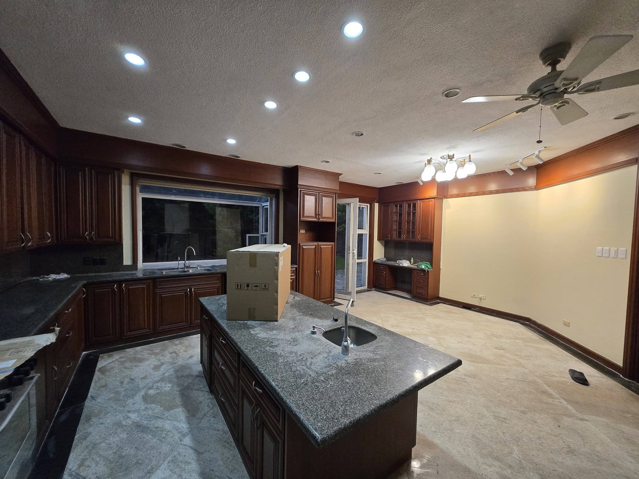 Attractive4-BedroomHouseandLotforLeaseinCorinthiansGarden,QuezonCity-19.jpg