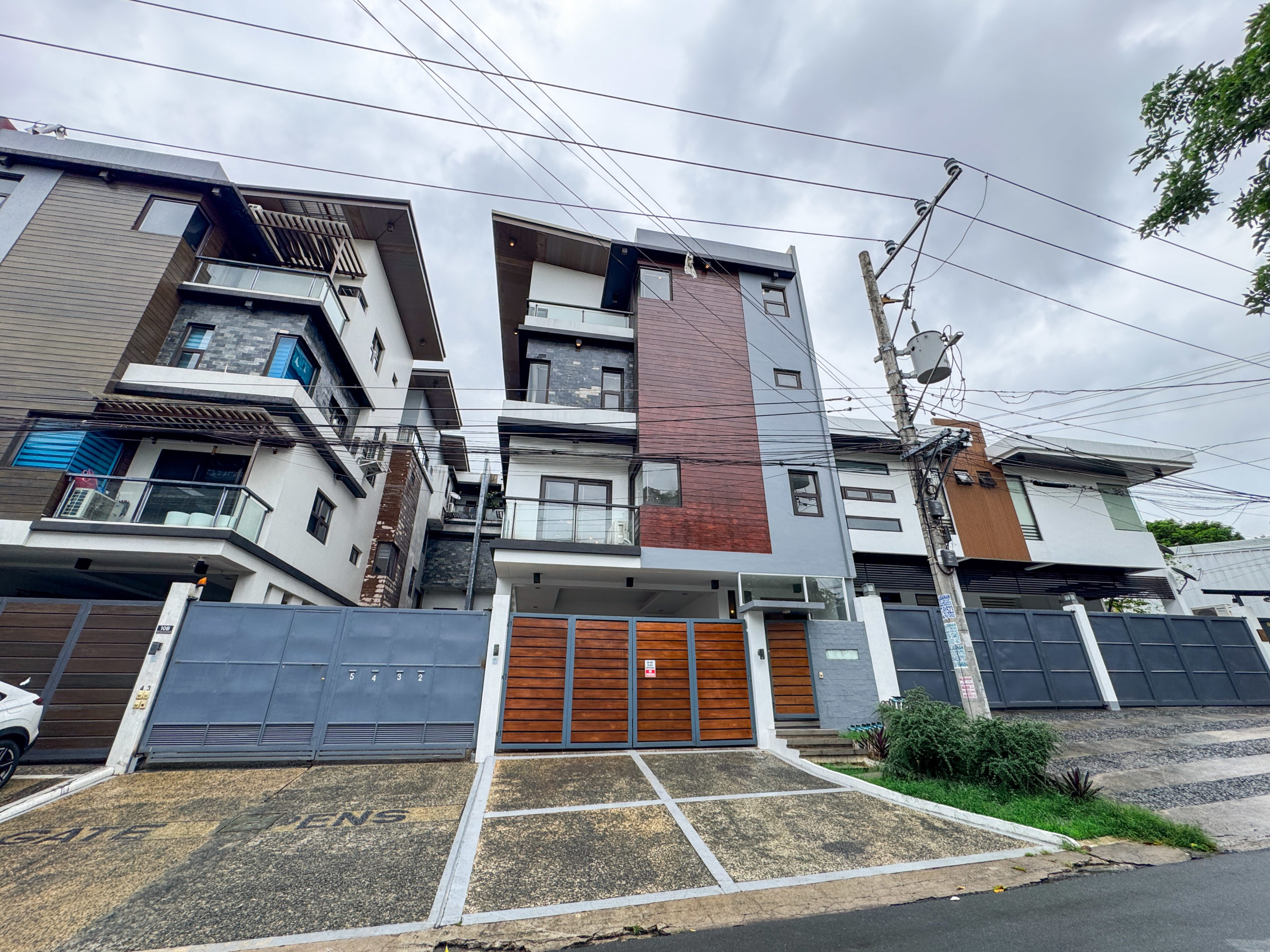 Dazzling3-BedroomTownhouseforSaleinWestAve.,QuezonCity-1.jpg