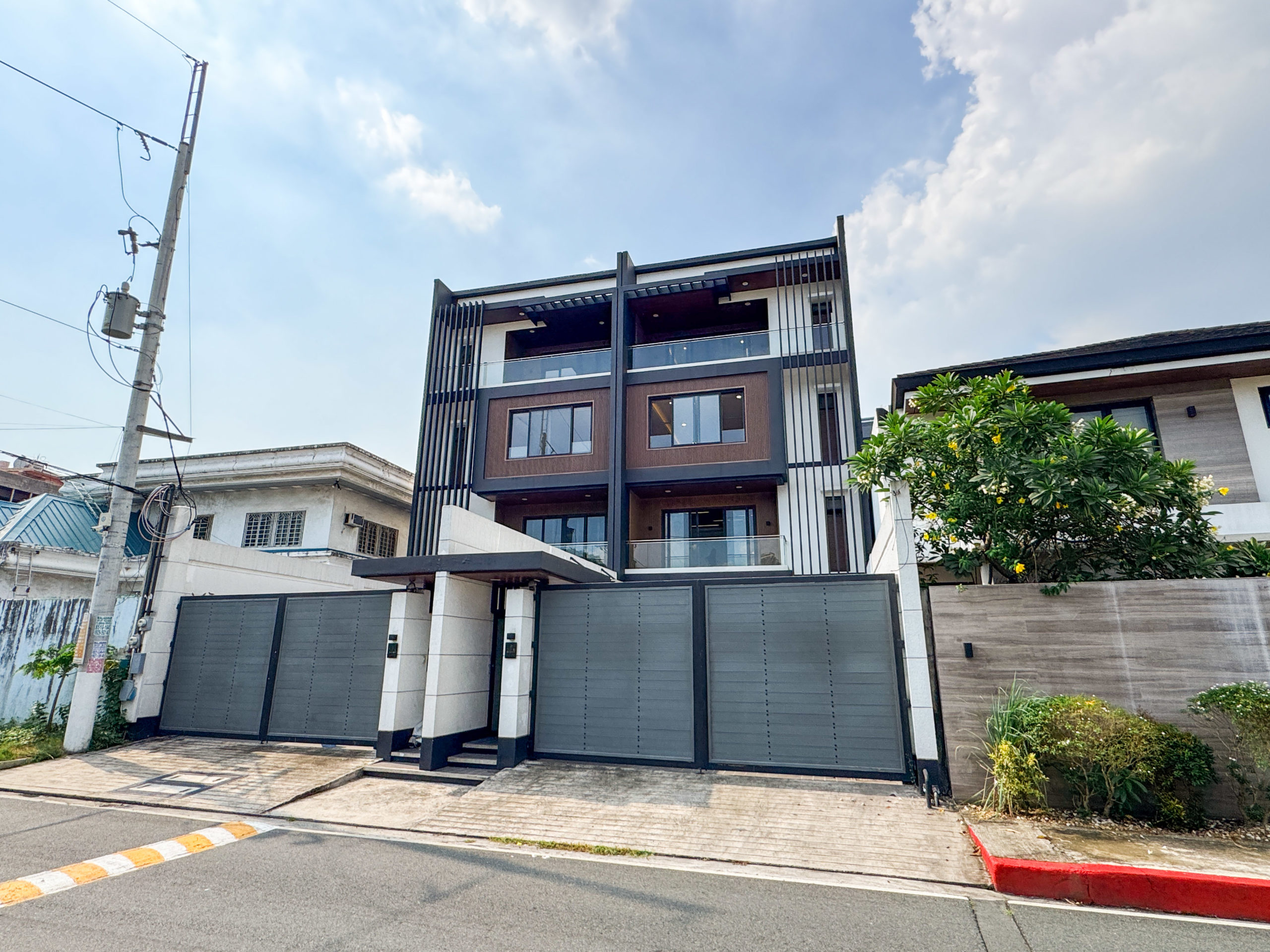Stunning5-BedroomTownhouseforSaleinSanJuanCity-1.jpg