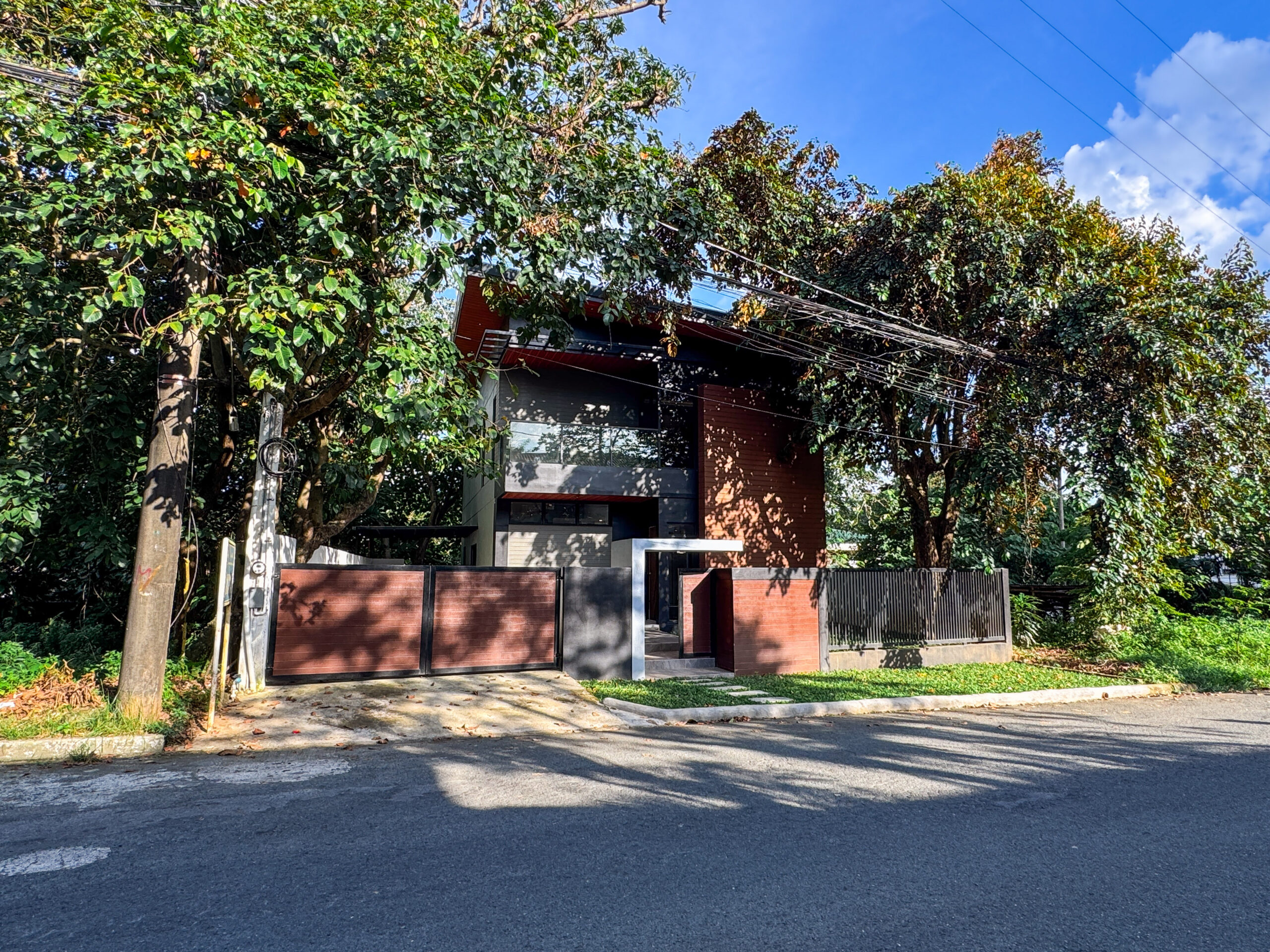 Splendid4-BedroomHouseandLotforSaleinBeverlyHills,Antipolo,Rizal-1.jpg
