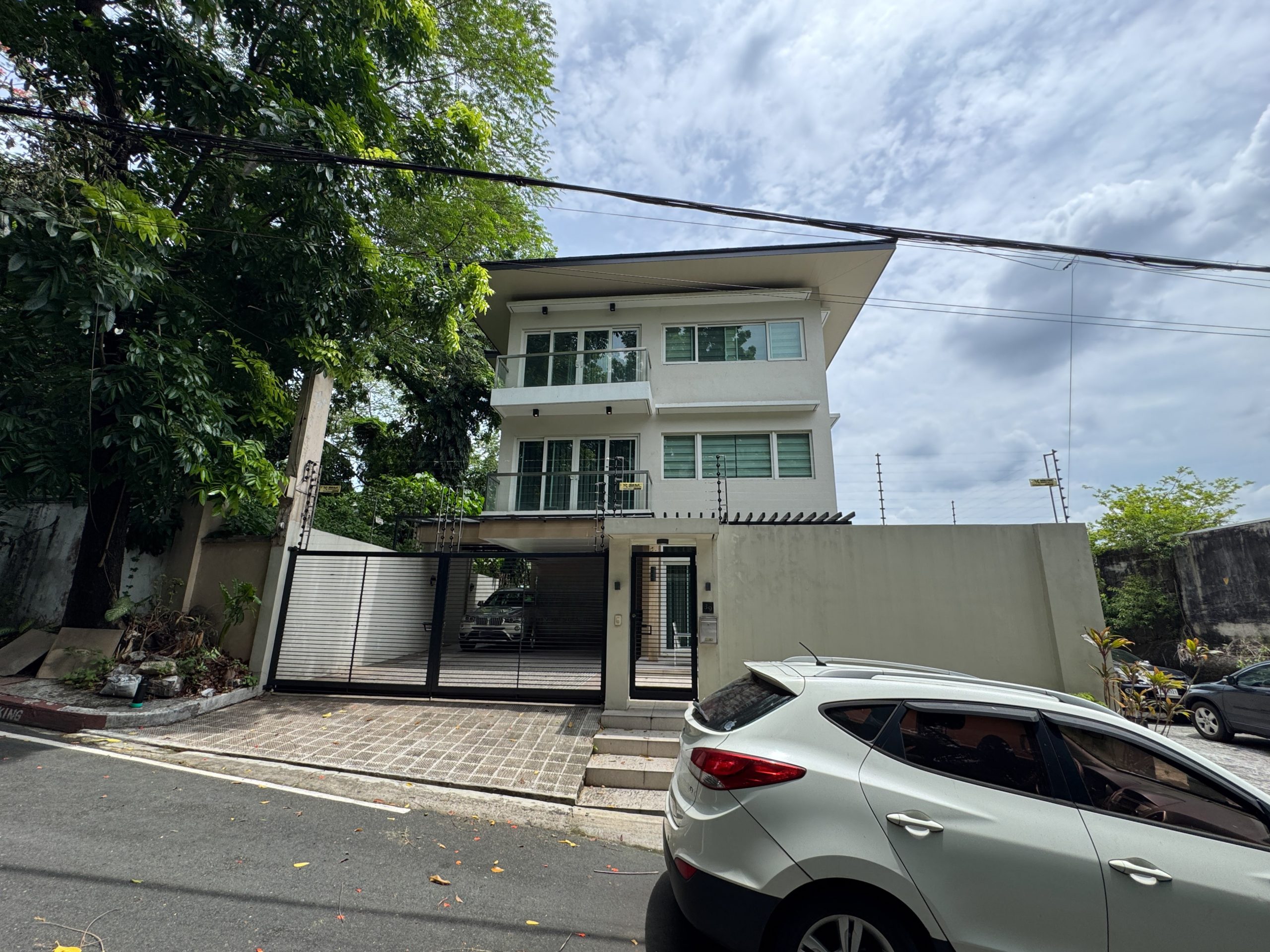 Sensational4-BedroomHouseandLotforSaleinWhitePlains,QuezonCity-1.jpg