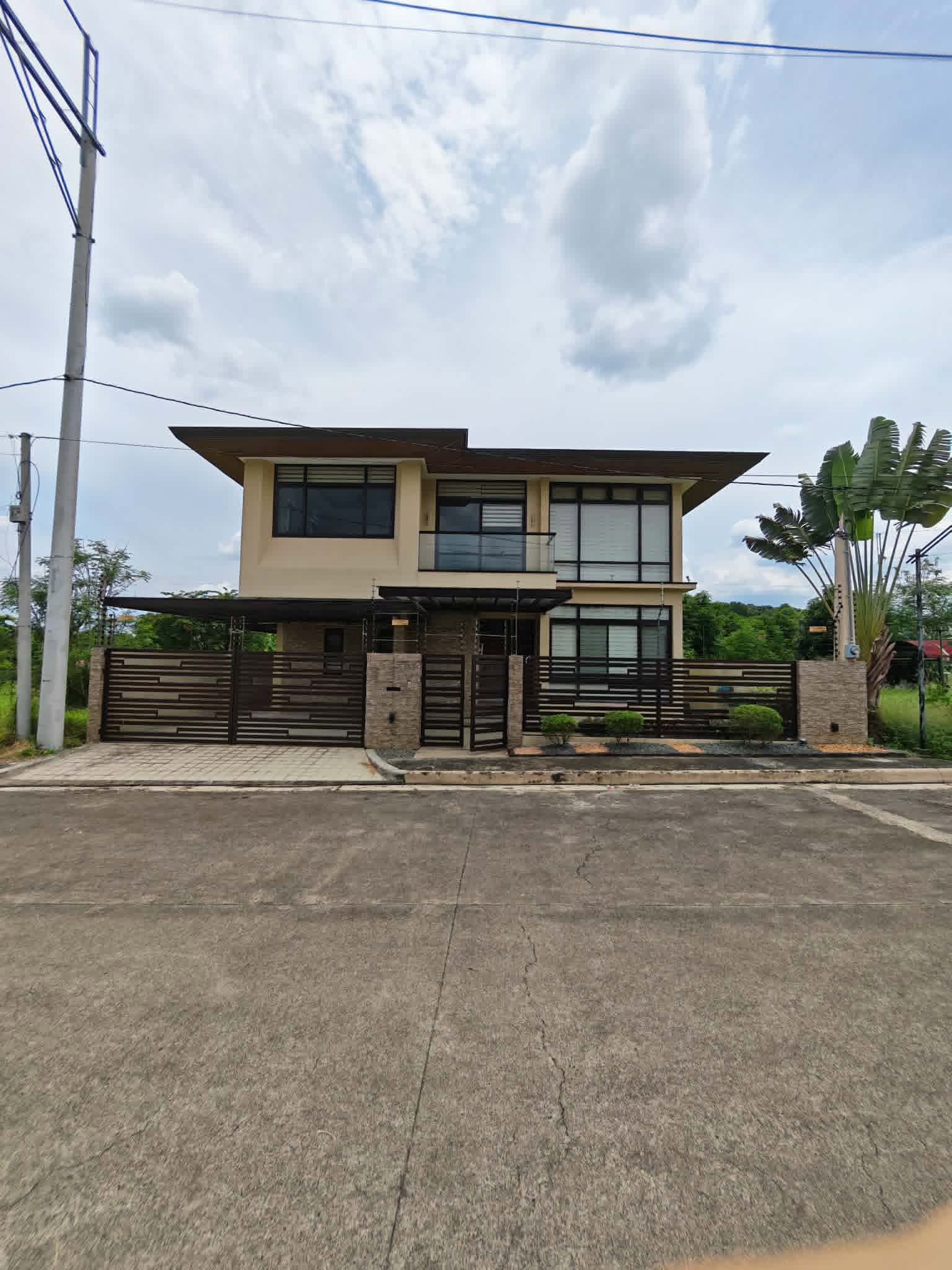 4-BedroomHouseandLotforSaleinBrittanySubdivision,Fairview,QuezonCity-1.jpg