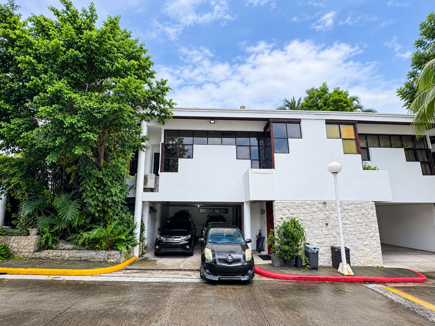 3-BedroomTownhouseforSaleinMariposa,QuezonCity-1.jpg