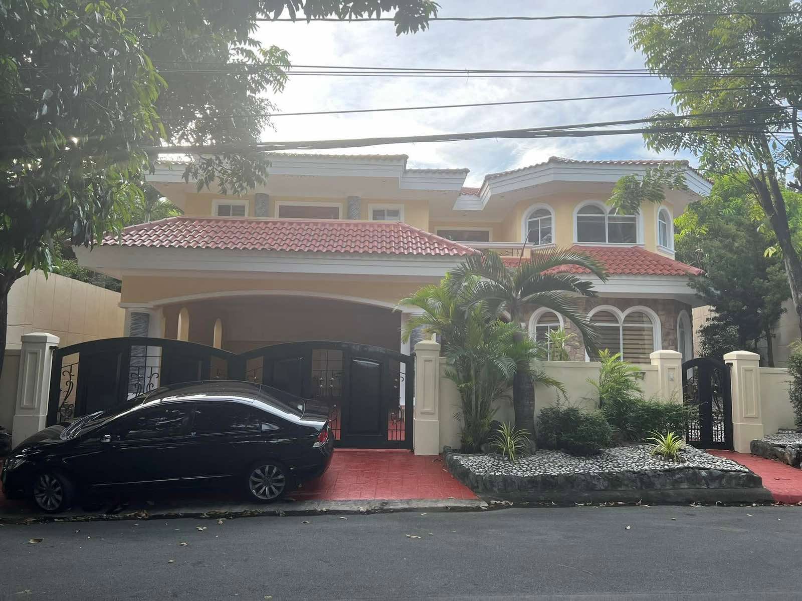 5-BedroomHouseandLotforLeaseinAlabangHills,Muntinlupa-1.jpg
