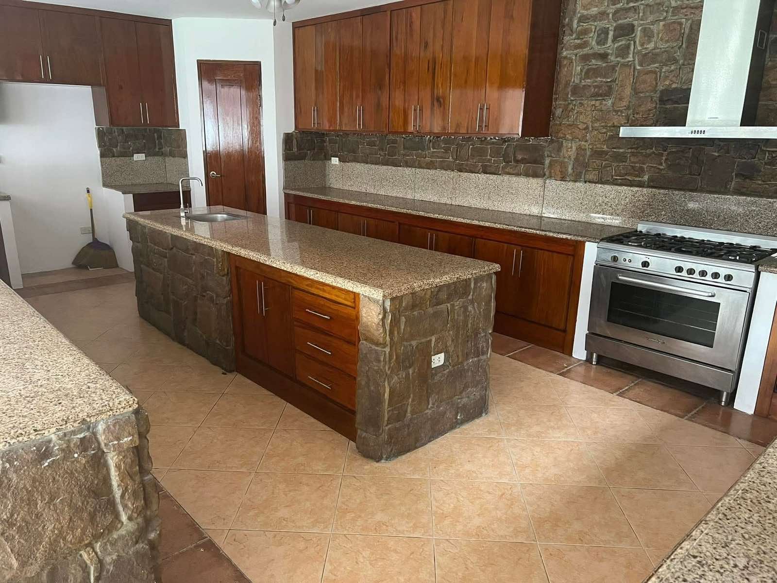 5-BedroomHouseandLotforLeaseinAlabangHills,Muntinlupa-5.jpg