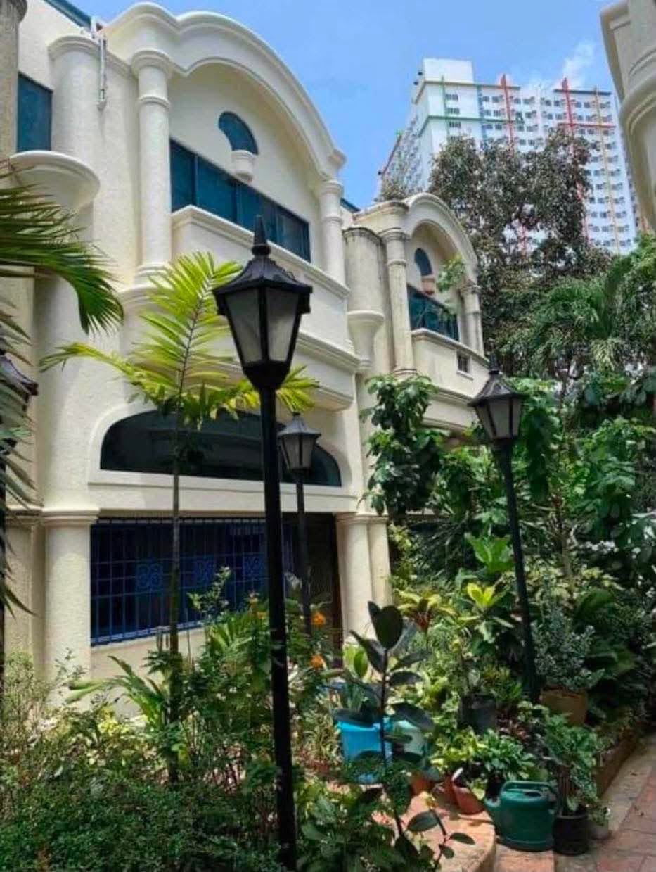 Sleek5-BedroomTownhouseforSaleinSouthvilleGarden,SouthTriangle,QuezonCity-1.jpg